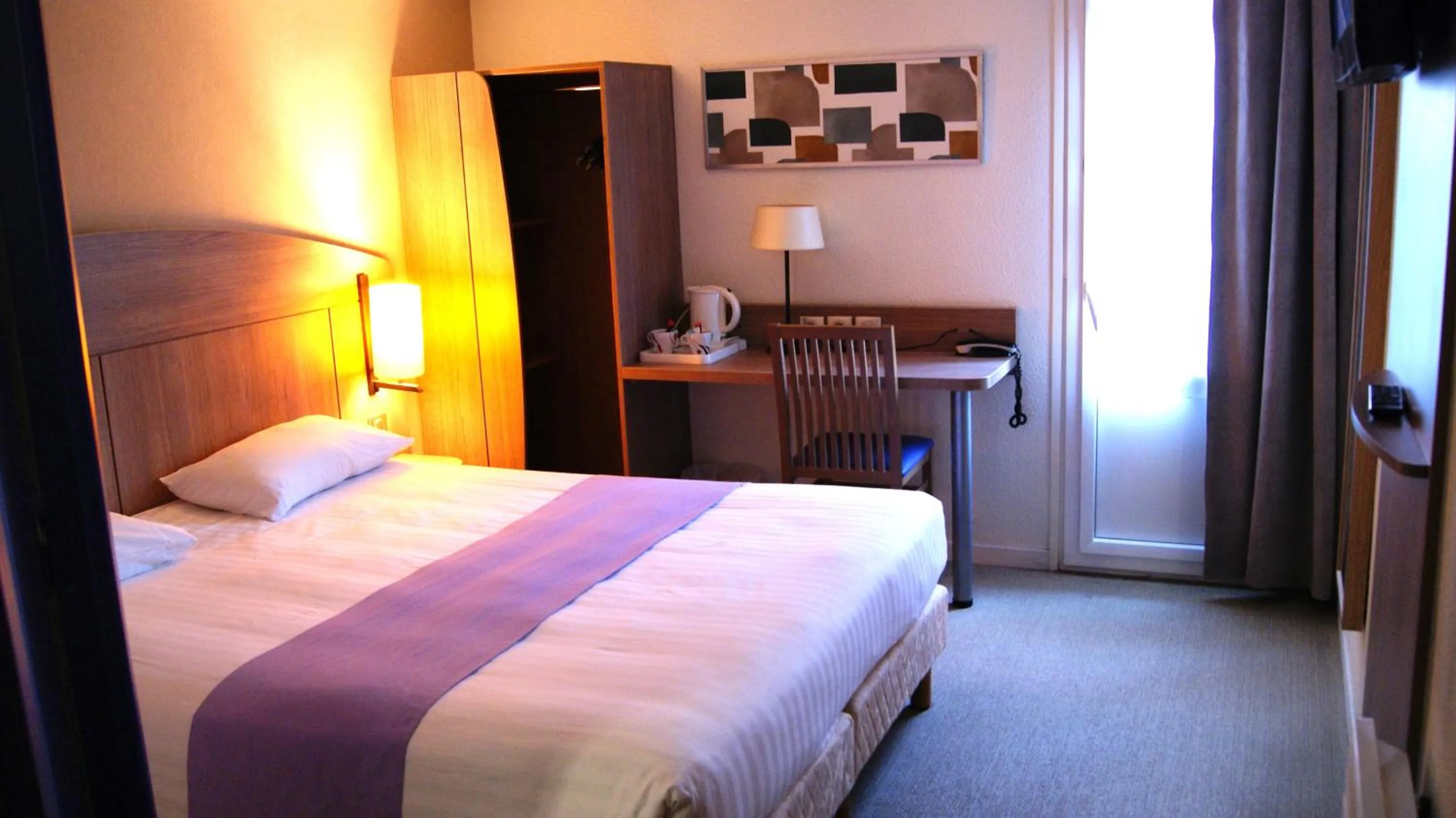 Bedroom, Bed in The Originals City, Hôtel Le Gayant, Douai