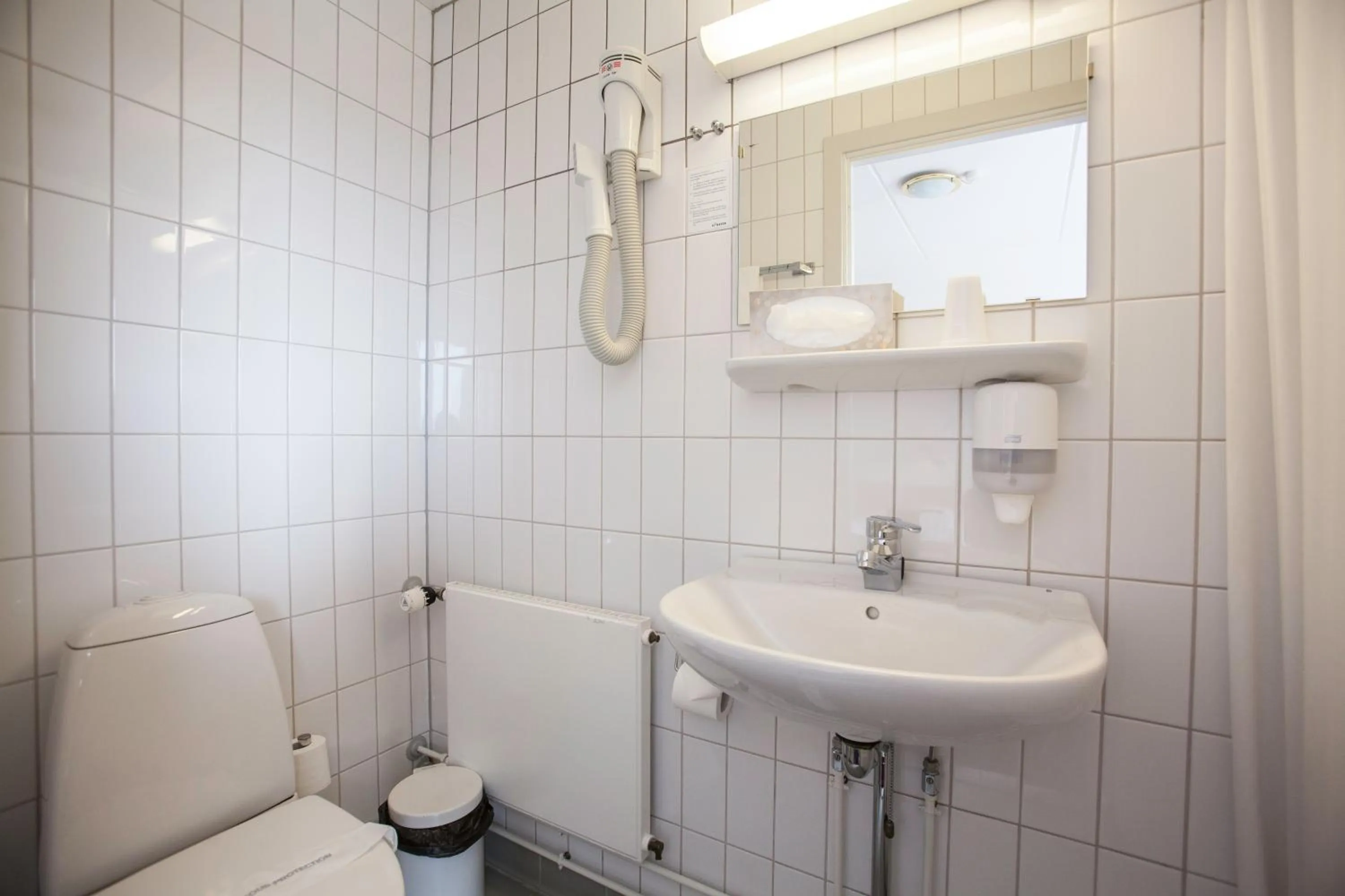 Bathroom in Hotel Sisimiut & Tours