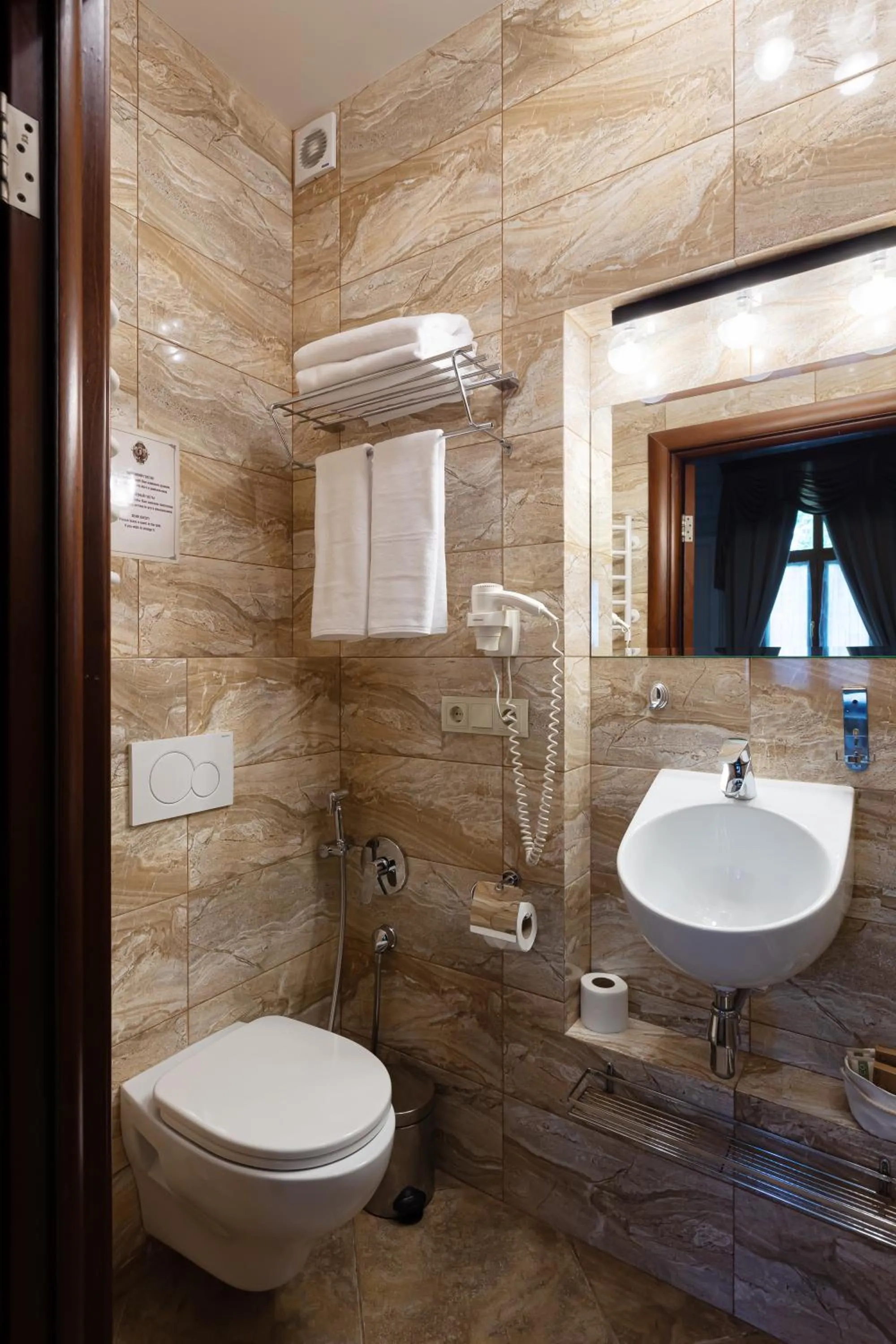 Toilet in Chopin Hotel