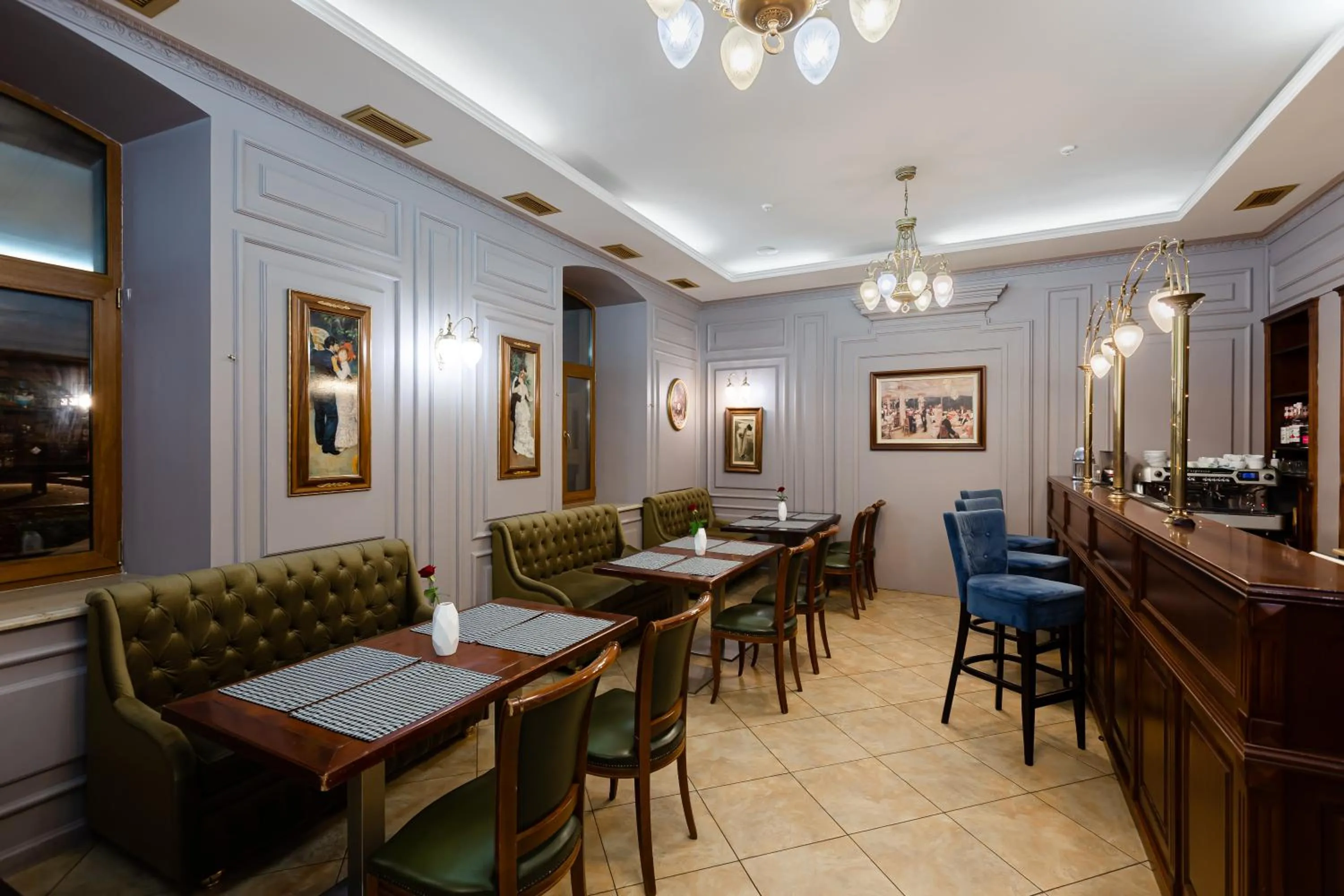 Restaurant/places to eat in Chopin Hotel
