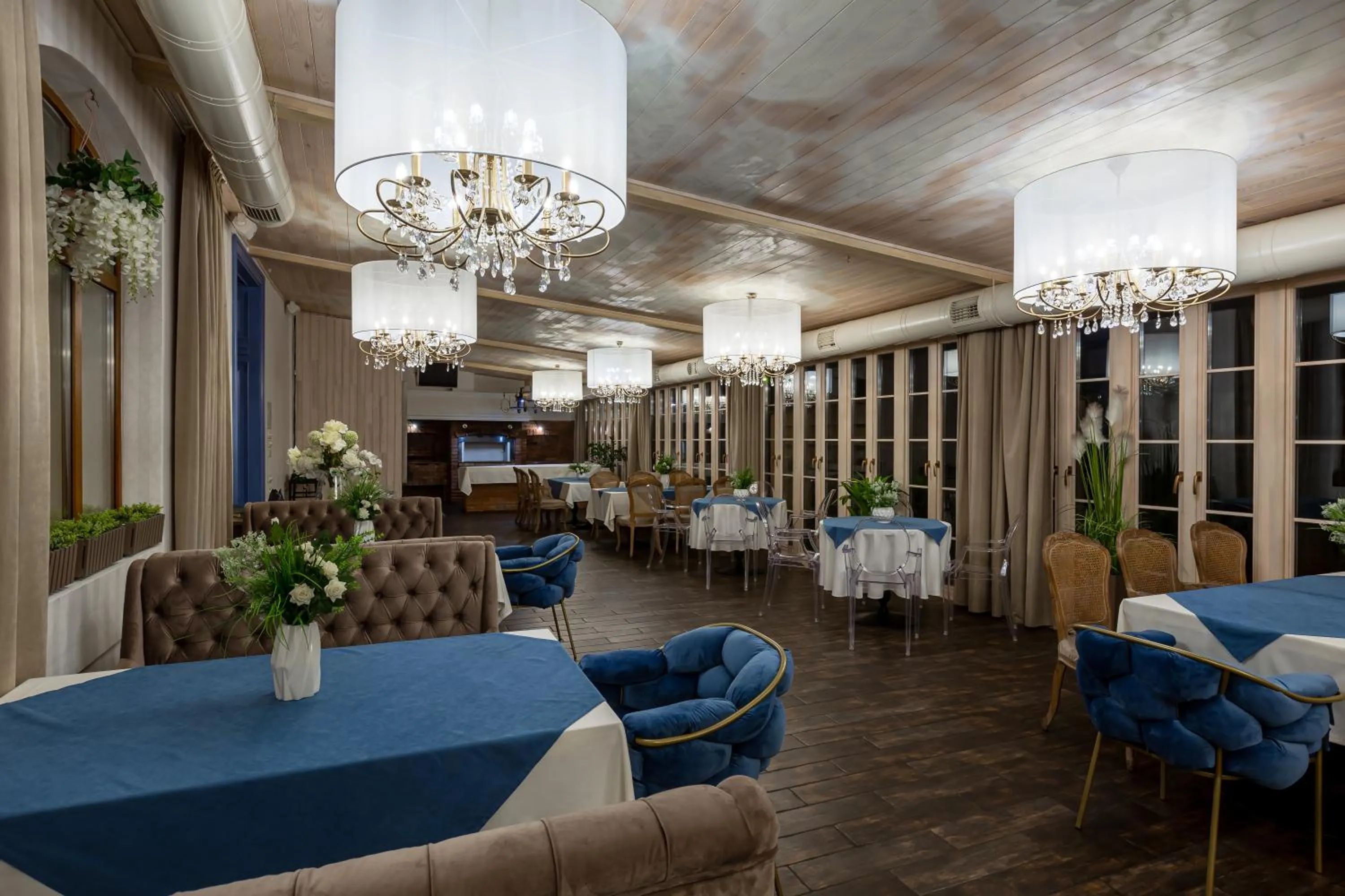 Restaurant/places to eat in Chopin Hotel
