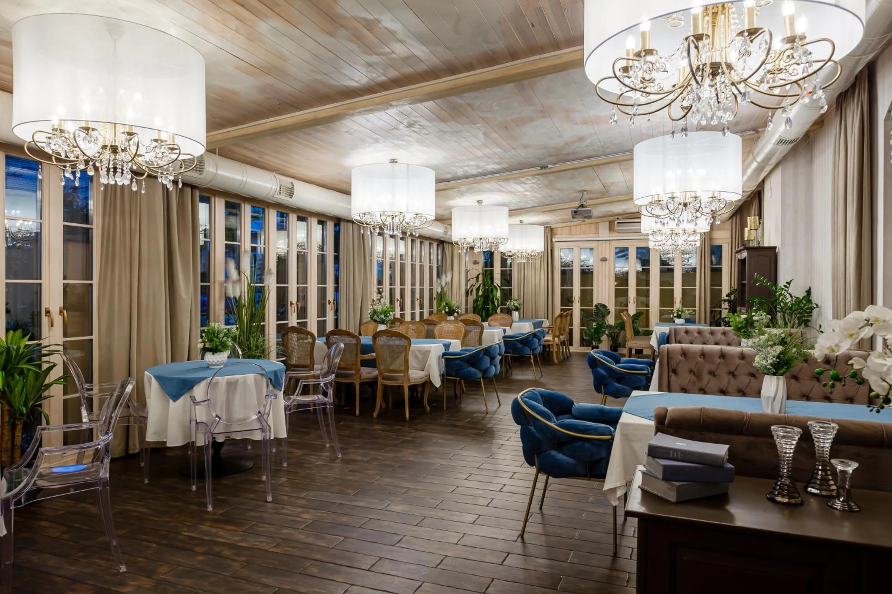 Restaurant/places to eat in Chopin Hotel