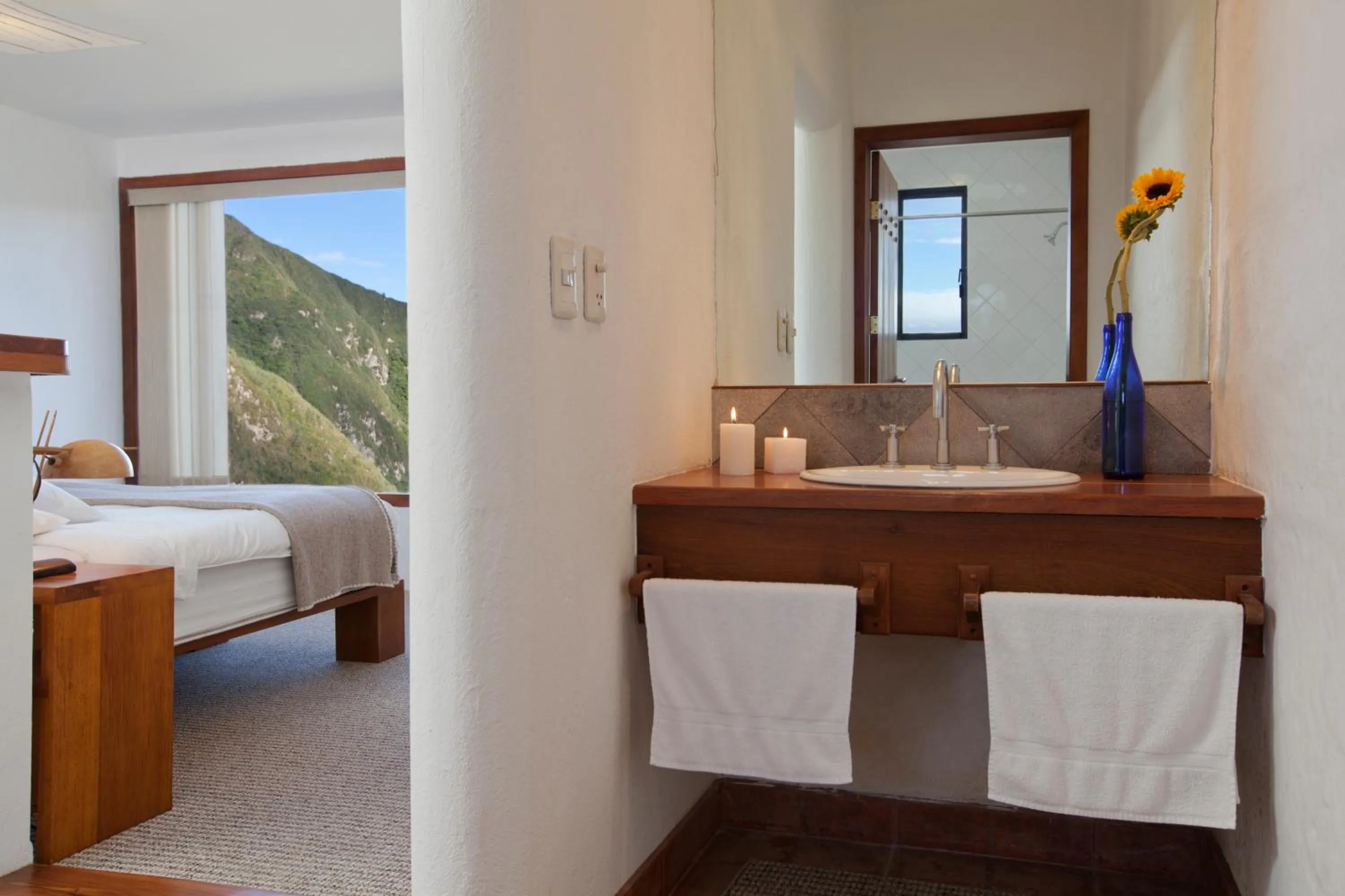 Photo of the whole room, Bed in El Crater