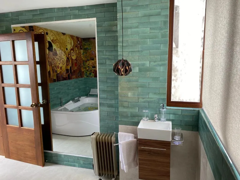 Bathroom in El Crater