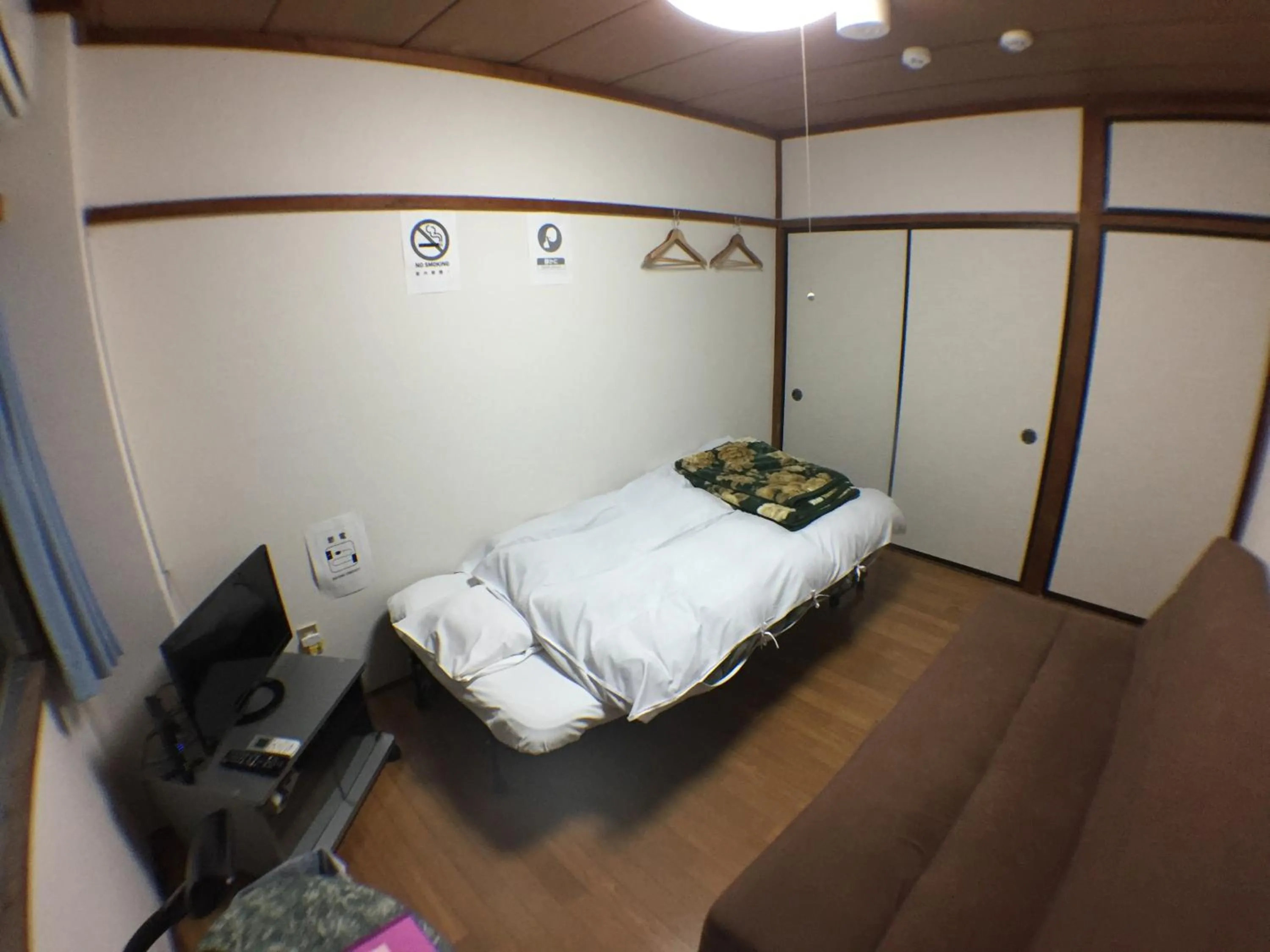 Living room, Bed in Kenroku Haitsu 201