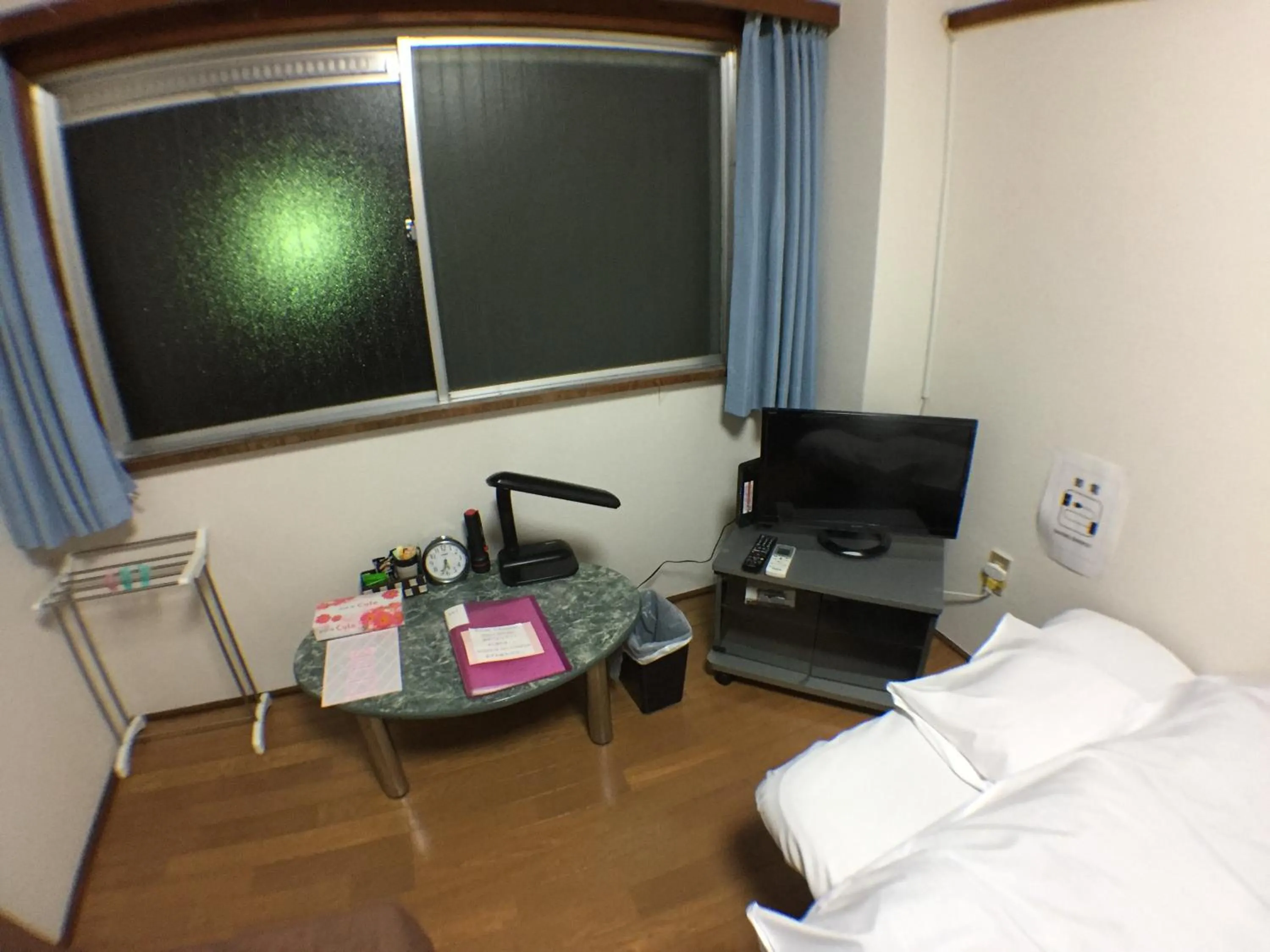 Communal lounge/ TV room, Bed in Kenroku Haitsu 201