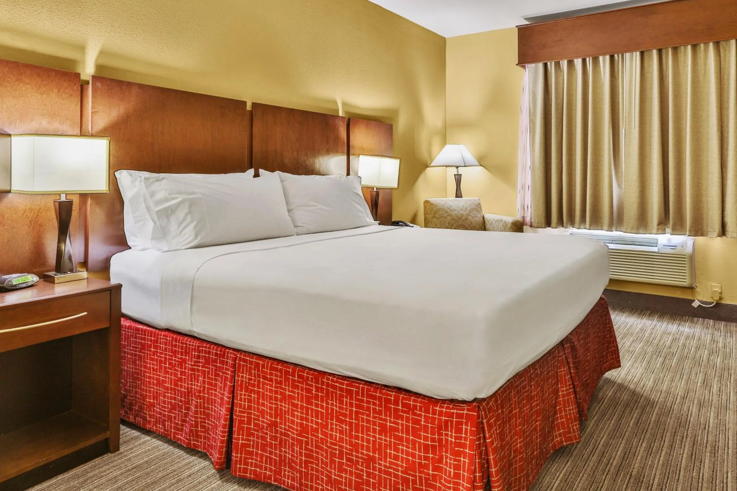 Photo of the whole room, Bed in Holiday Inn Express & Suites Houston South - Near Pearland by IHG