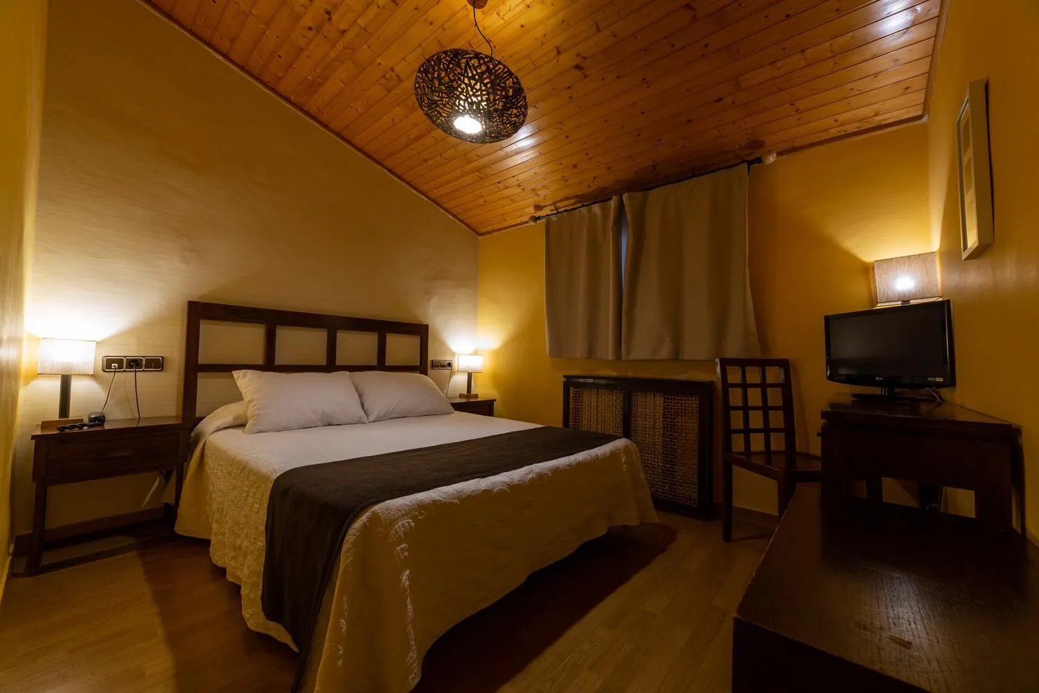 Bedroom, Bed in Hotel de Montaña Rubielos