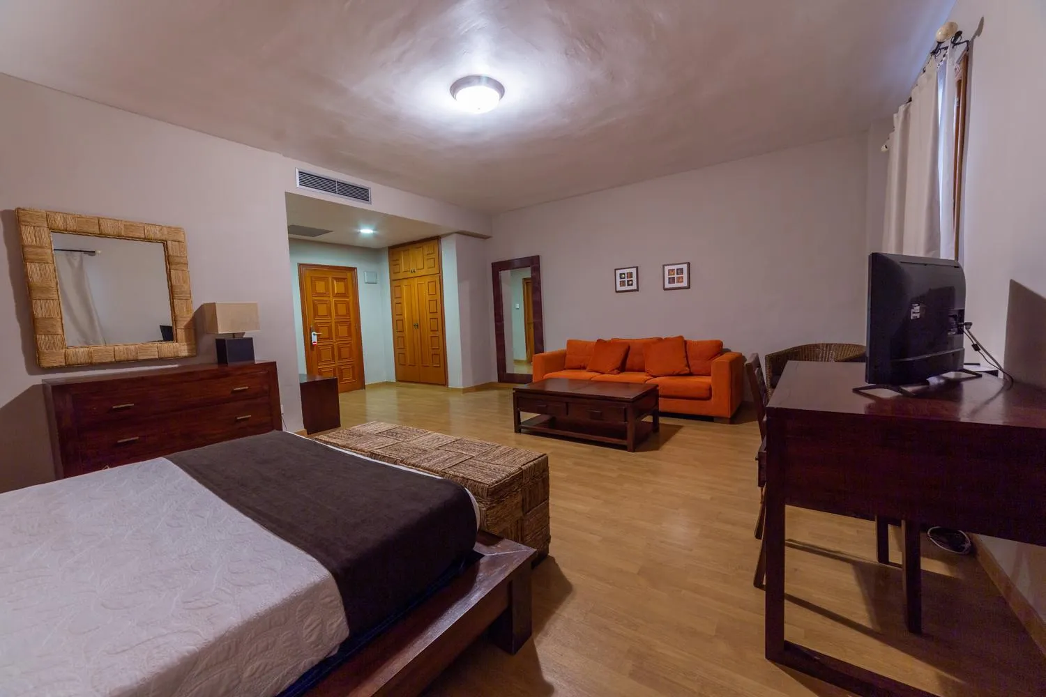 Living room, Bed in Hotel de Montaña Rubielos