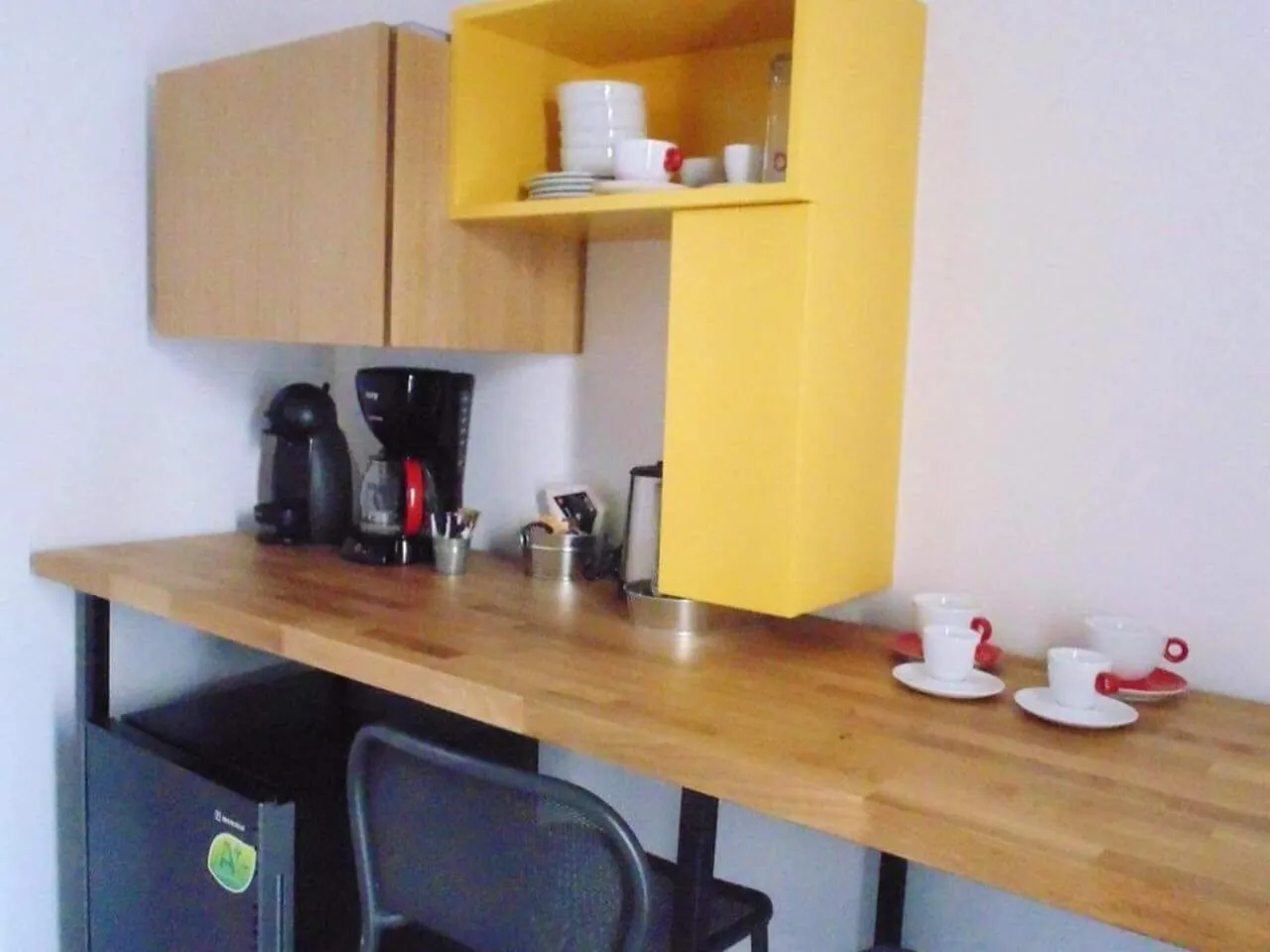 Coffee/tea facilities in White Bottle Superior Apartments
