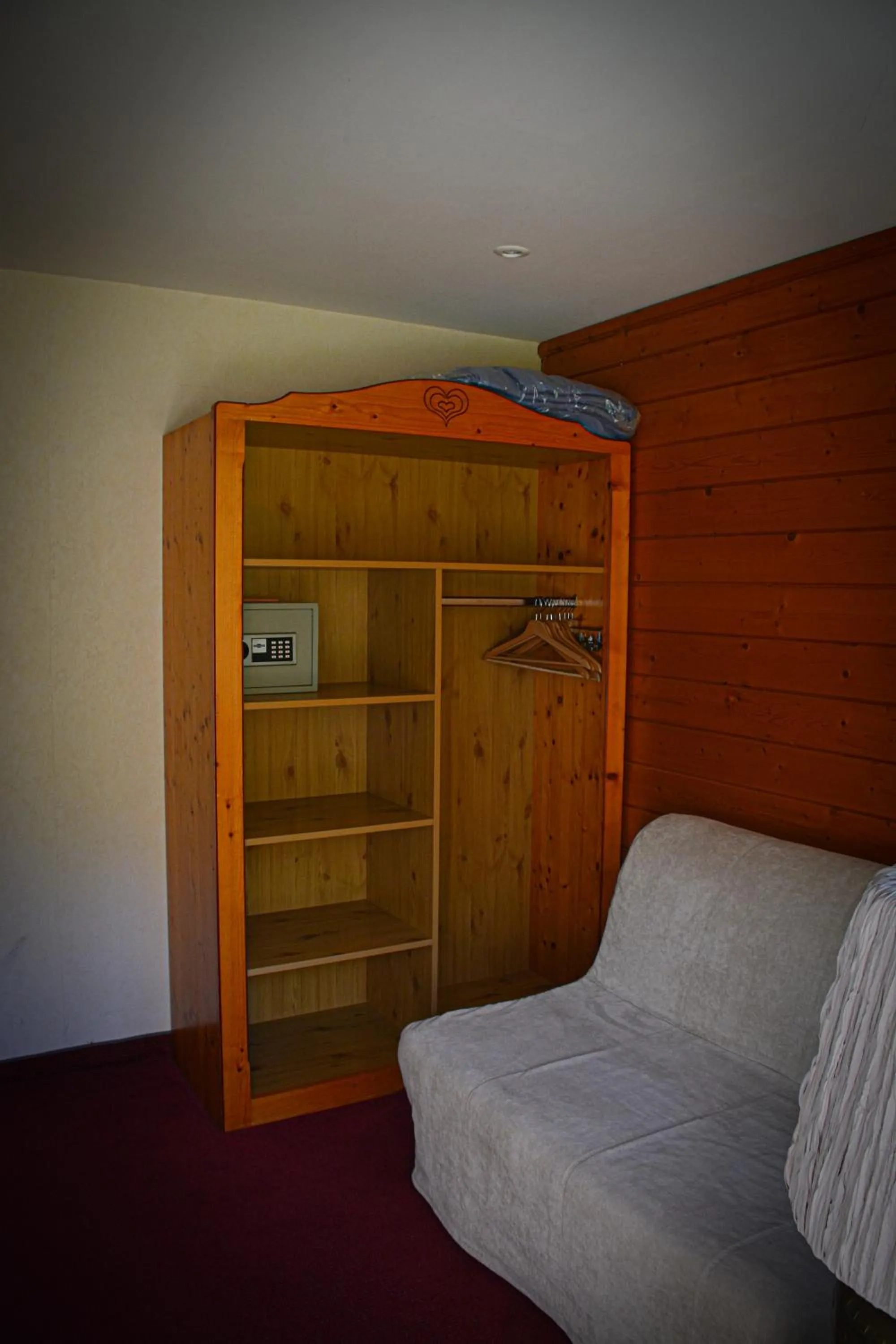 Bed in Logis Hôtel Restaurant La Petite Auberge Alsace