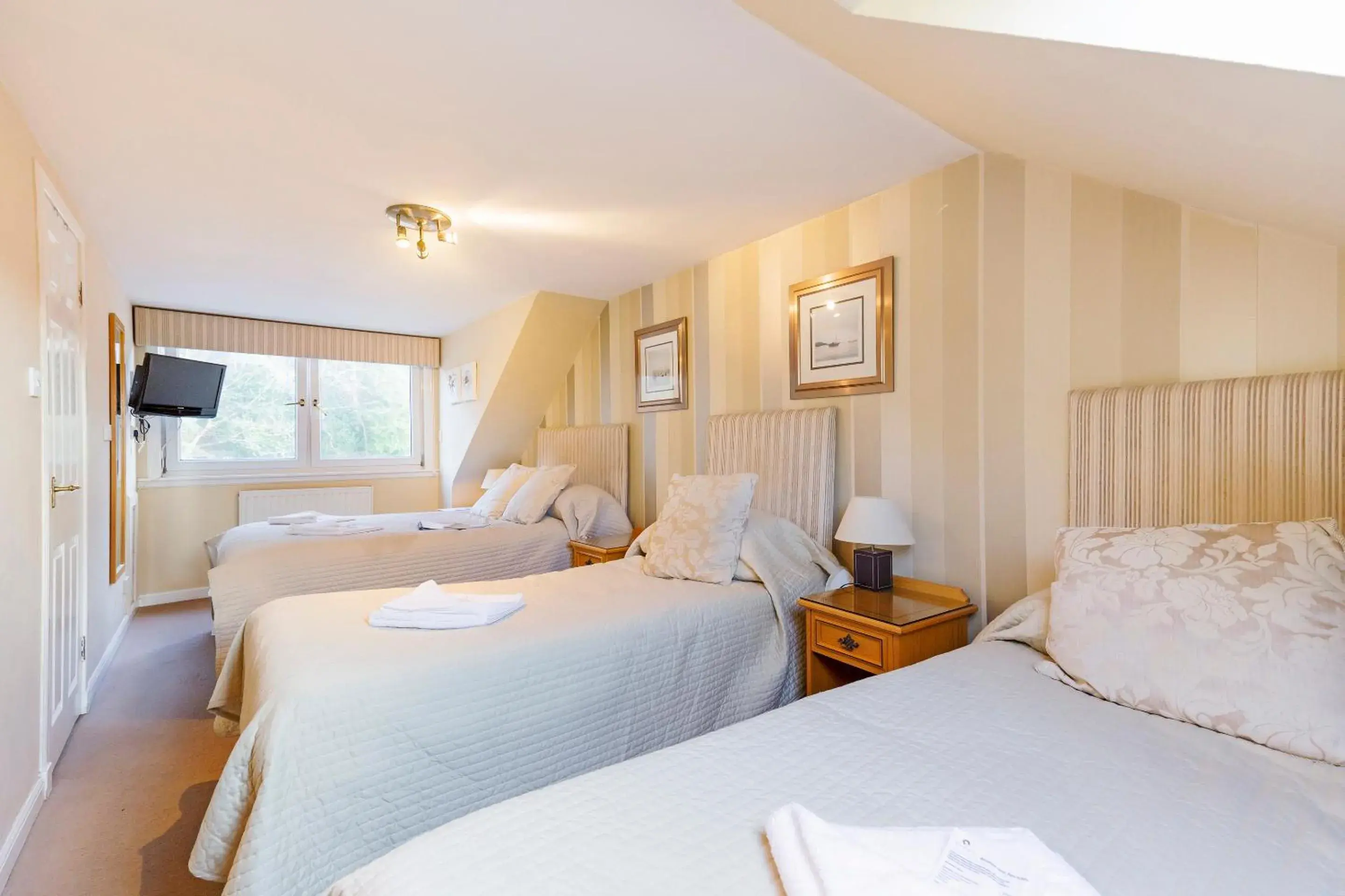 Standard Quadruple Room in Arden Guest House, Craigmillar Castle Edinburgh Standard Quadruple Room in Arden Guest House, Craigmillar Castle Edinburgh