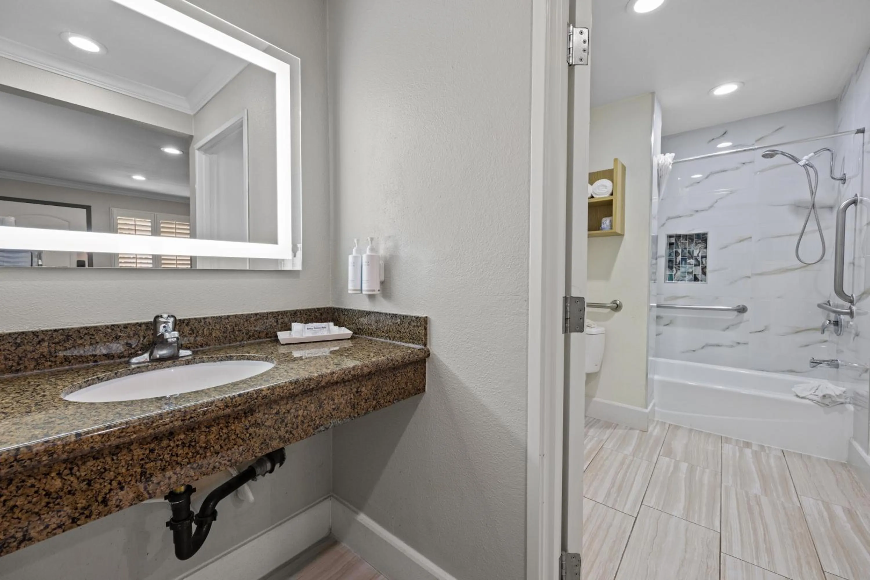 Bathroom in Del Sol Inn Anaheim