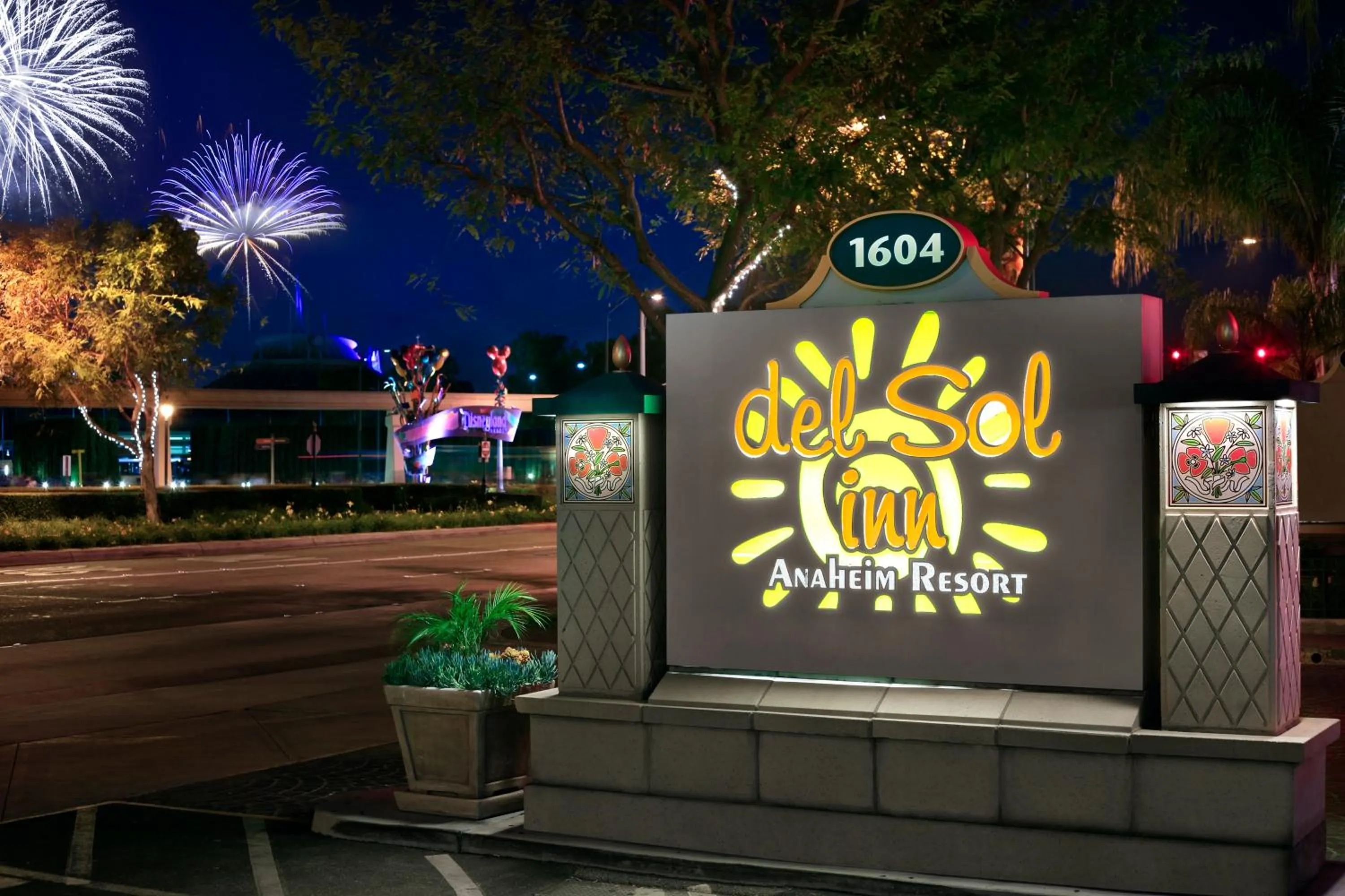 Facade/entrance in Del Sol Inn Anaheim