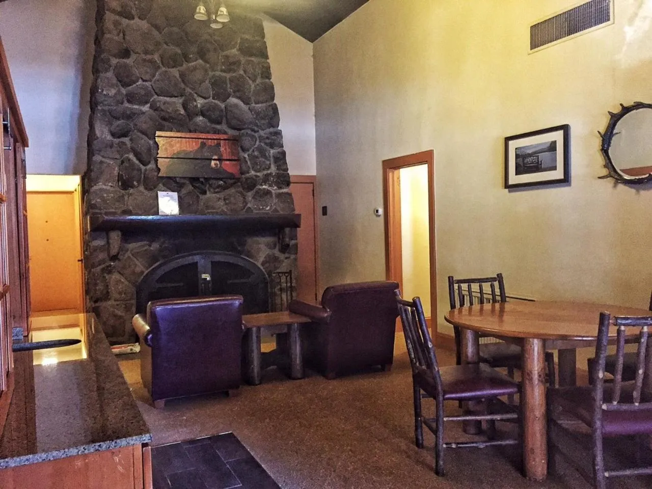 Communal lounge/ TV room in Overlook Lodge and Stone Cottages at Bear Mountain