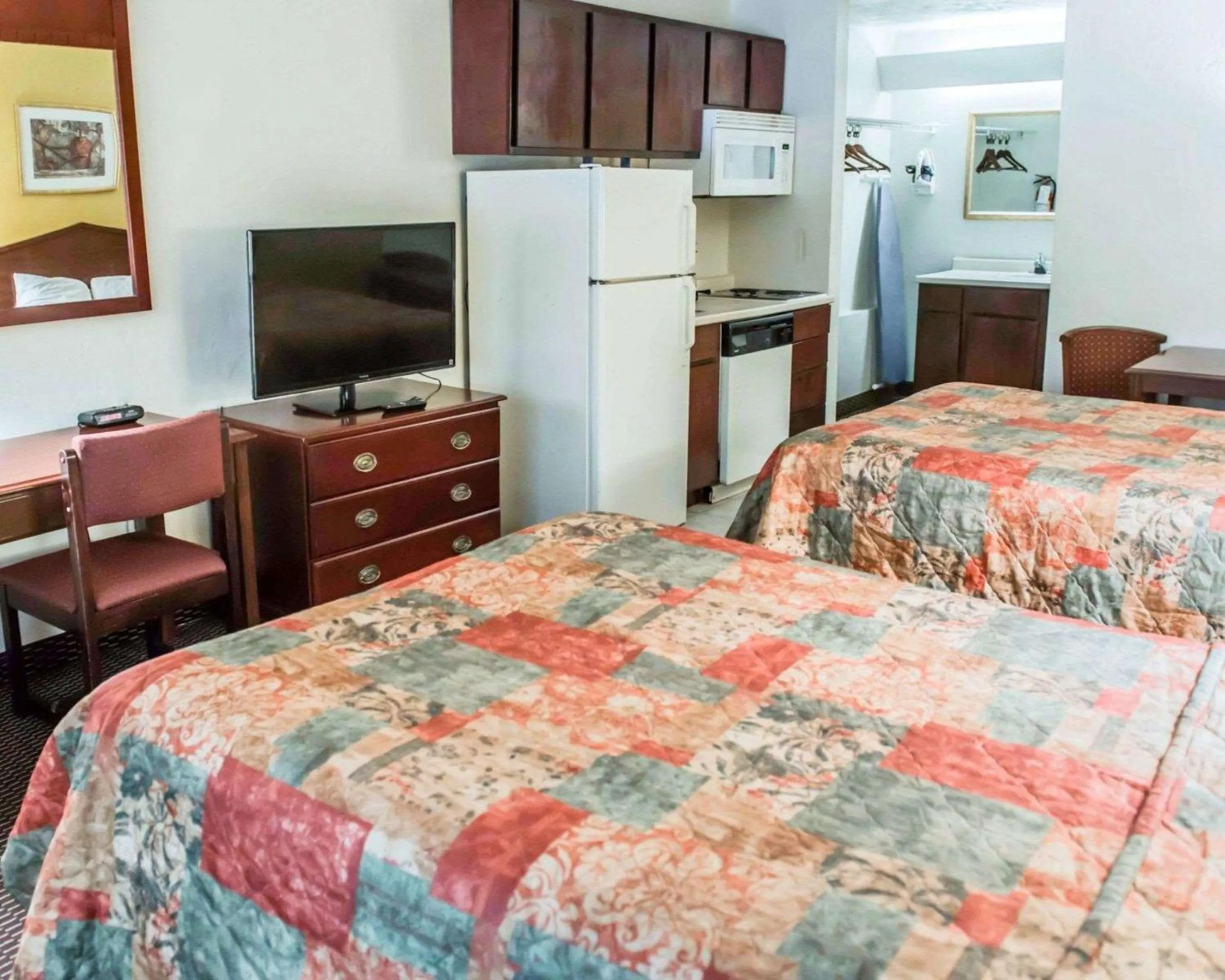 Photo of the whole room, Bed in Suburban Studios Tallahassee near University