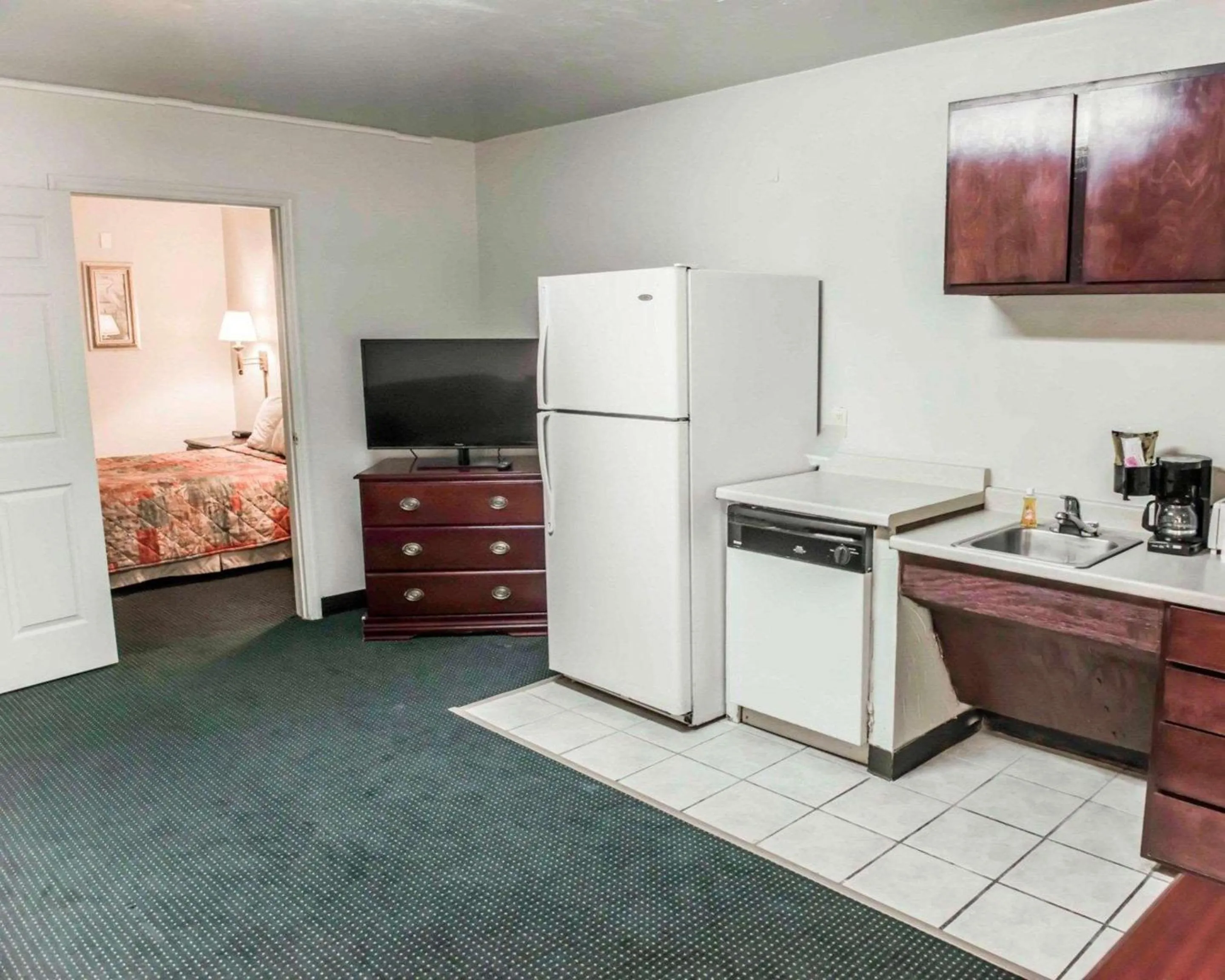 Photo of the whole room, Bed in Suburban Studios Tallahassee near University