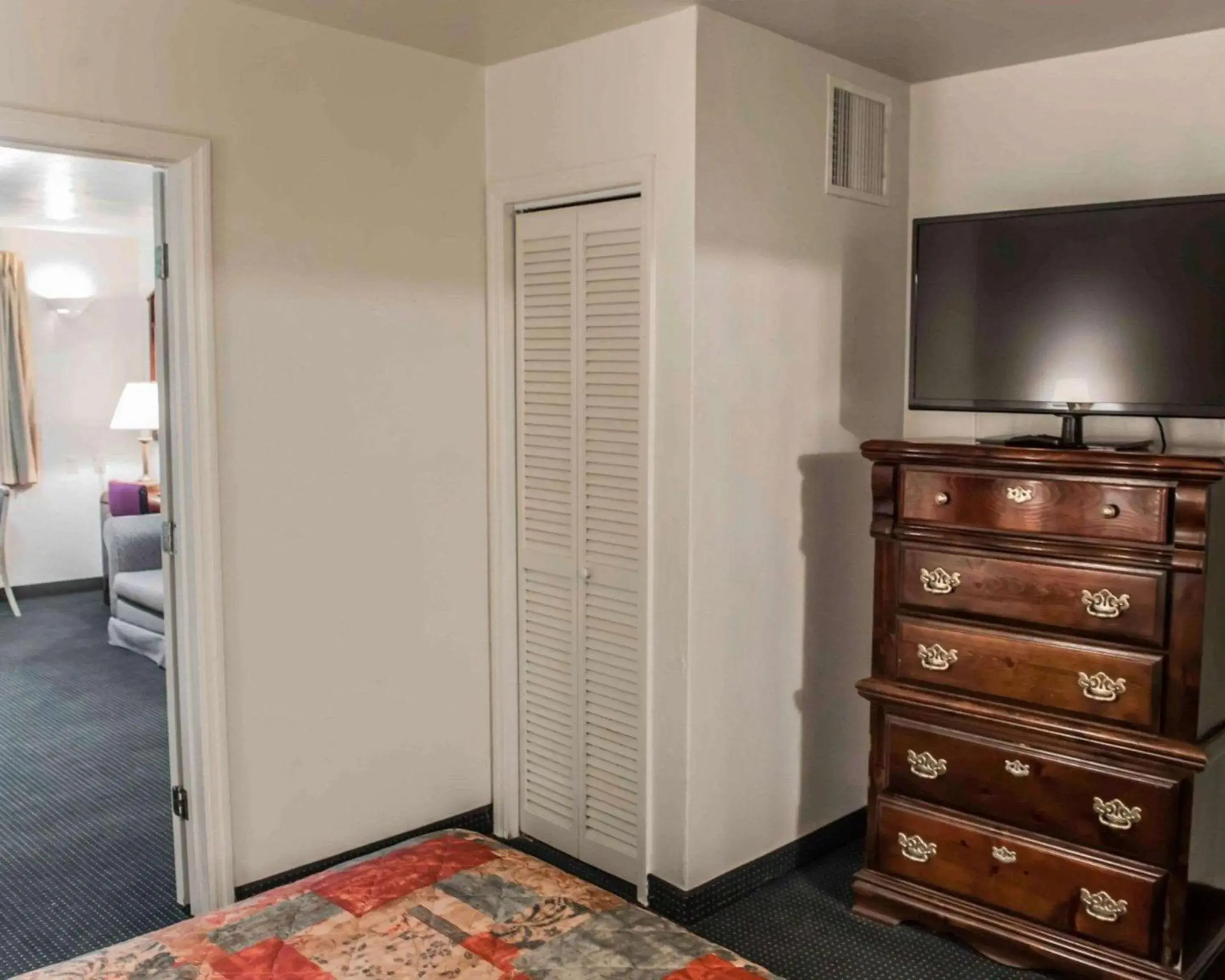 Photo of the whole room, Bed in Suburban Studios Tallahassee near University Photo of the whole room, Bed in Suburban Studios Tallahassee near University