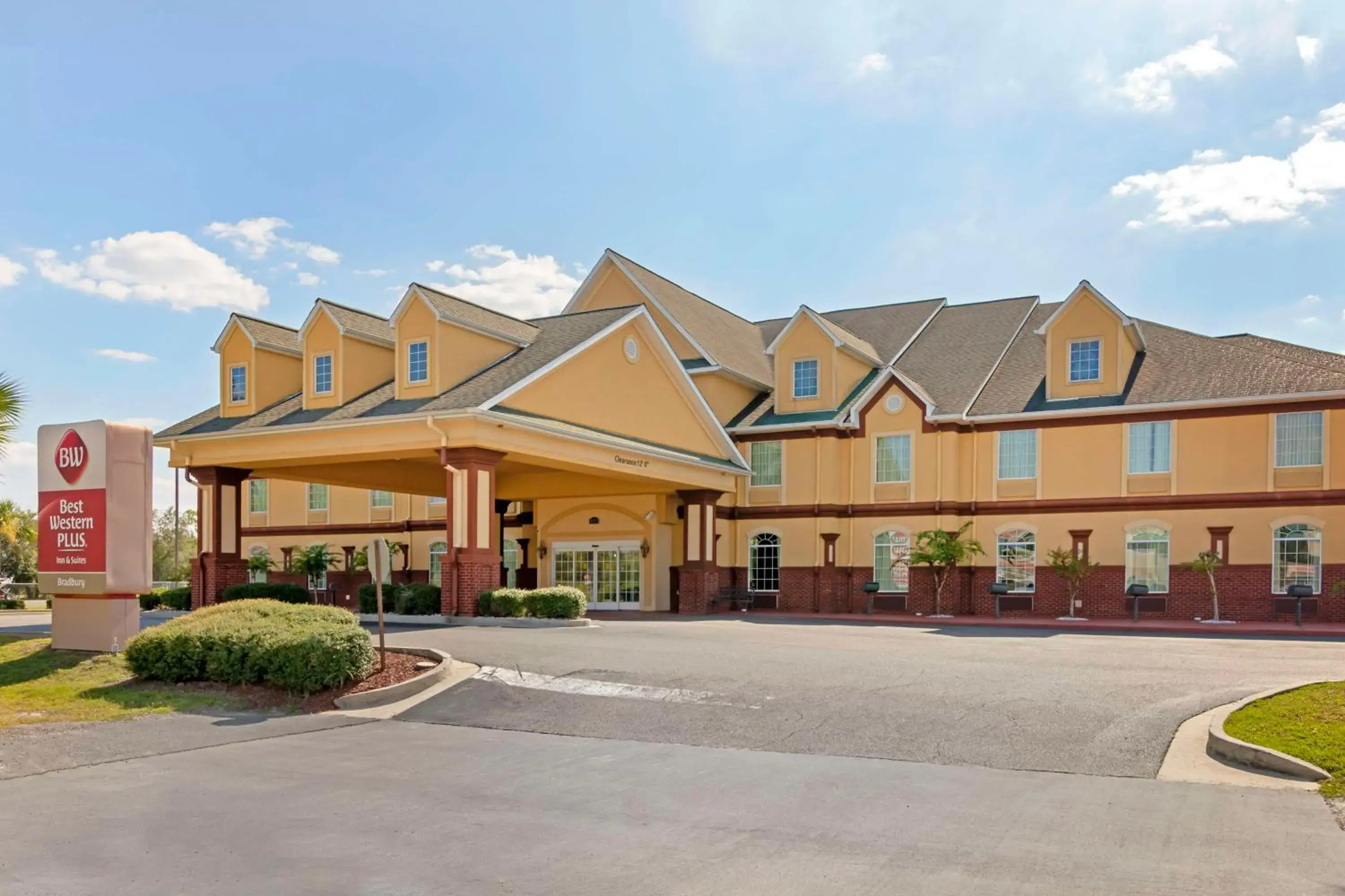 Property building in Best Western Plus Bradbury Inn and Suites Property building in Best Western Plus Bradbury Inn and Suites