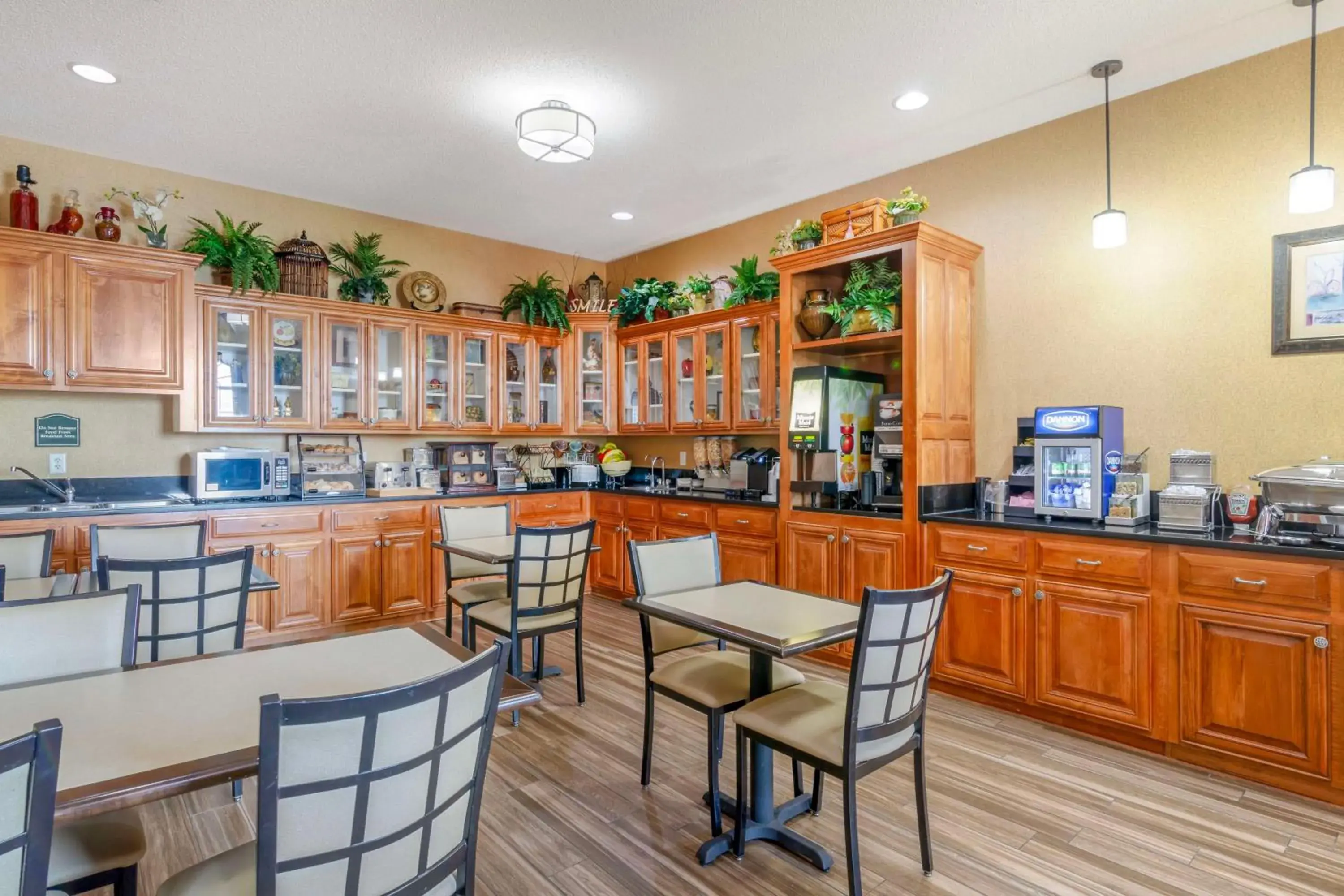 Breakfast in Best Western Plus Bradbury Inn and Suites Breakfast in Best Western Plus Bradbury Inn and Suites