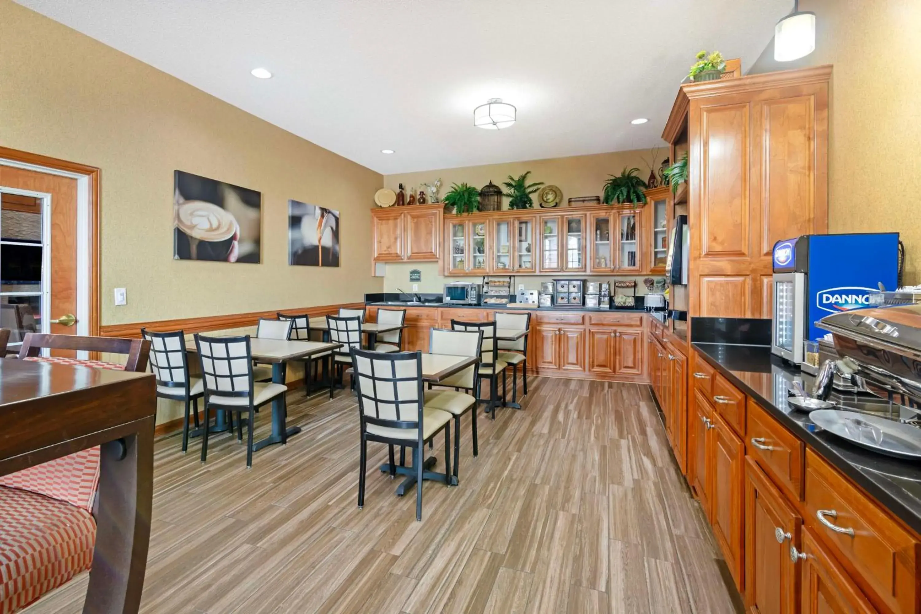 Breakfast in Best Western Plus Bradbury Inn and Suites Breakfast in Best Western Plus Bradbury Inn and Suites