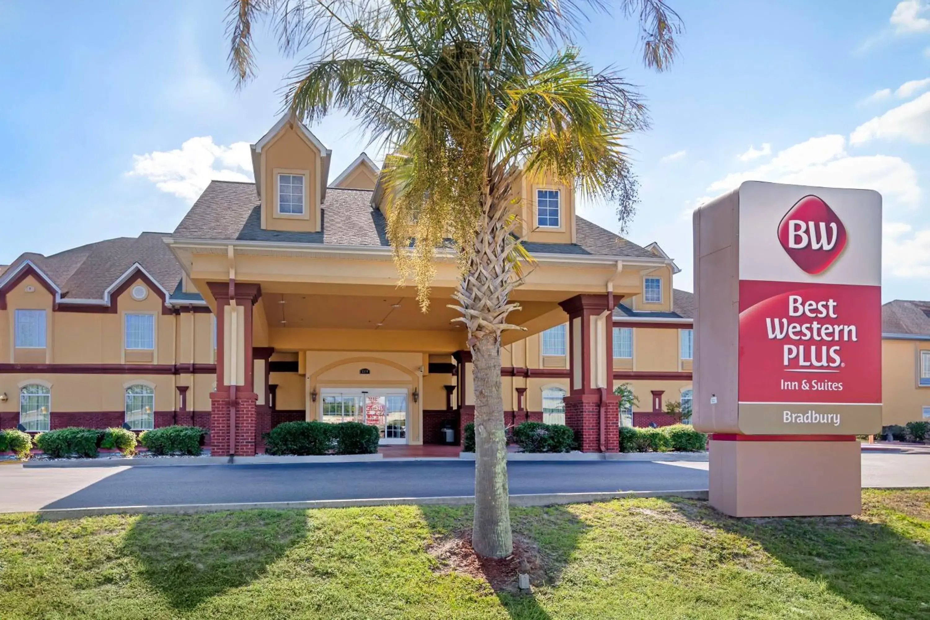 Property building in Best Western Plus Bradbury Inn and Suites Property building in Best Western Plus Bradbury Inn and Suites