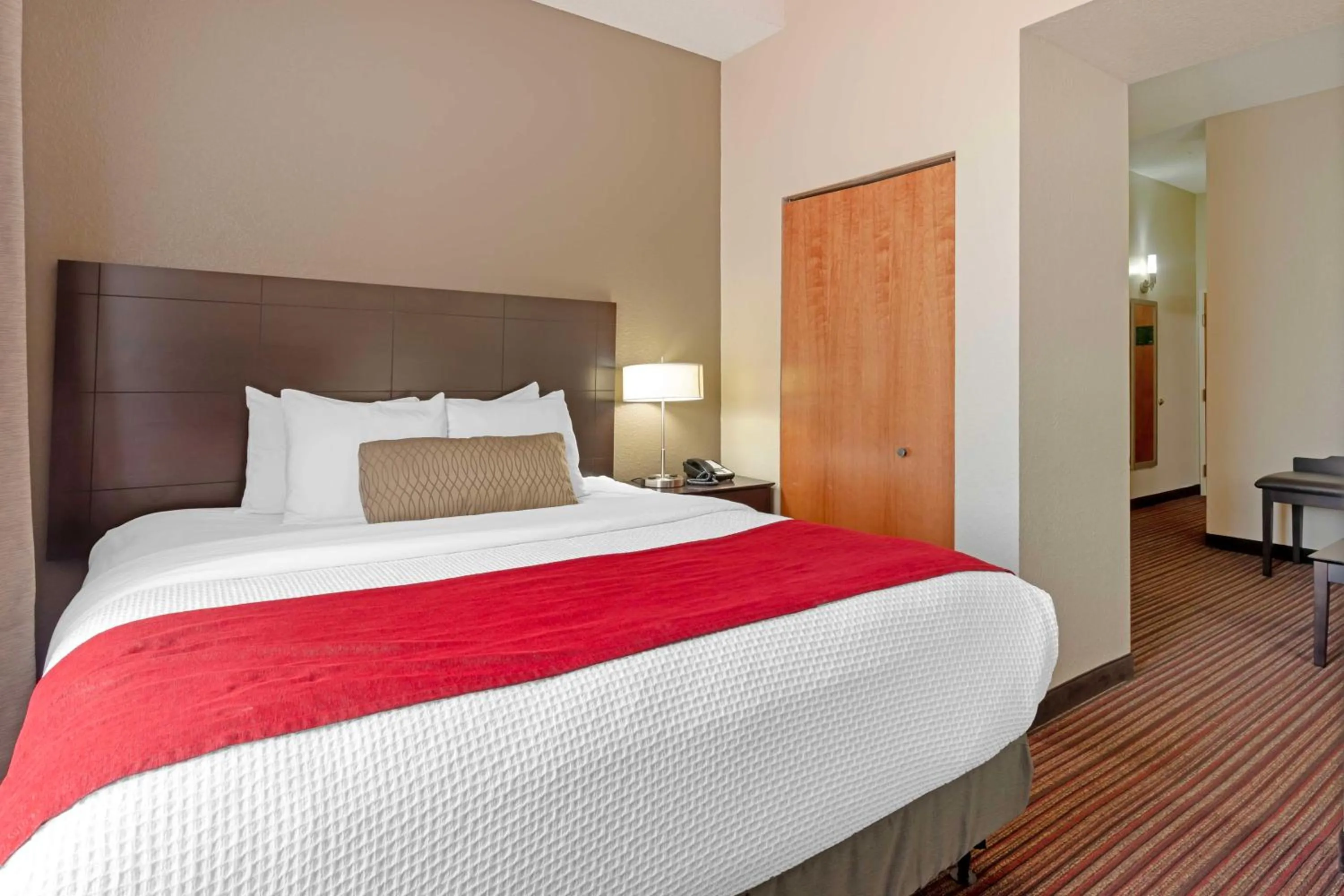 Bedroom, Bed in Best Western Plus Bradbury Inn and Suites