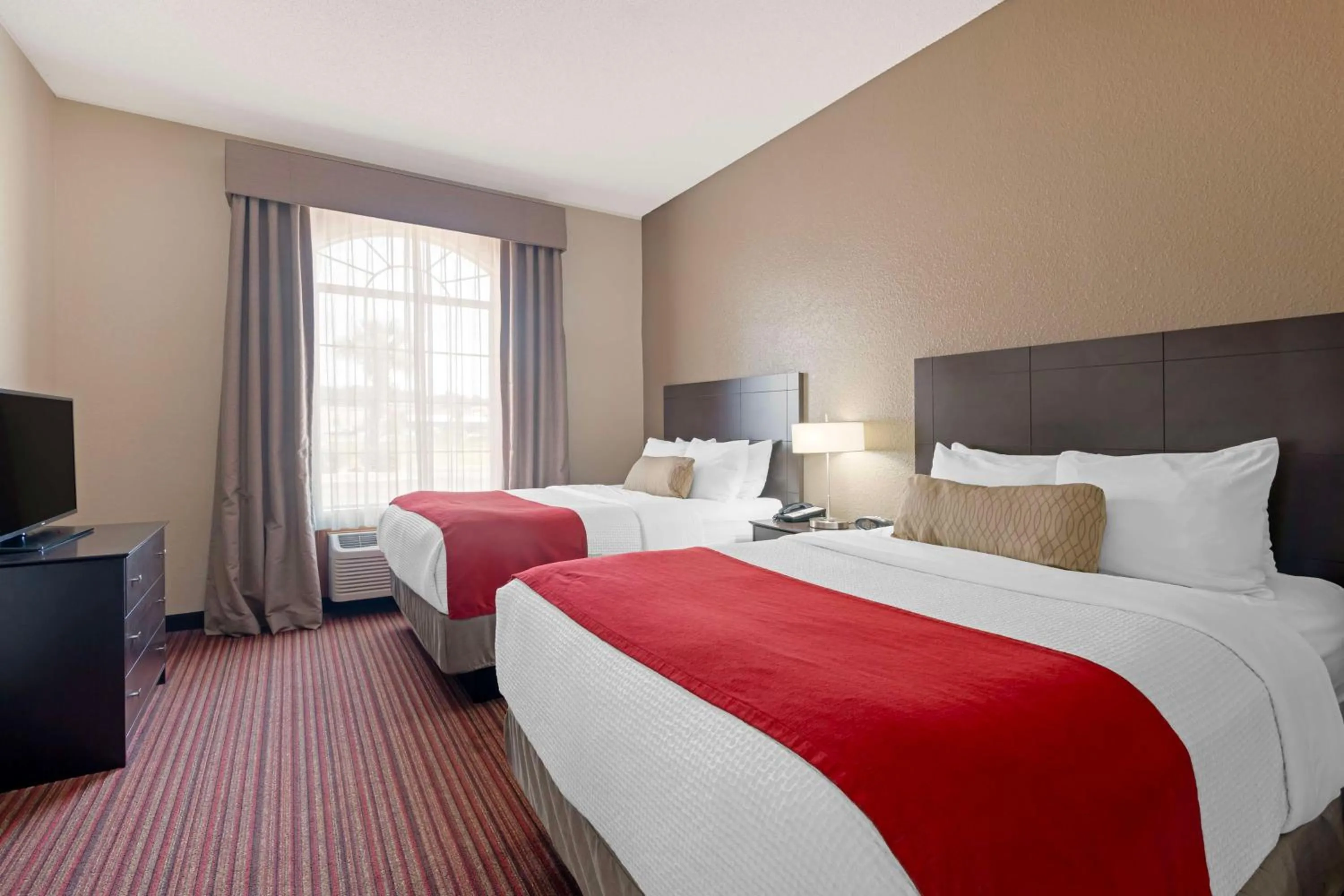 Bedroom, Bed in Best Western Plus Bradbury Inn and Suites