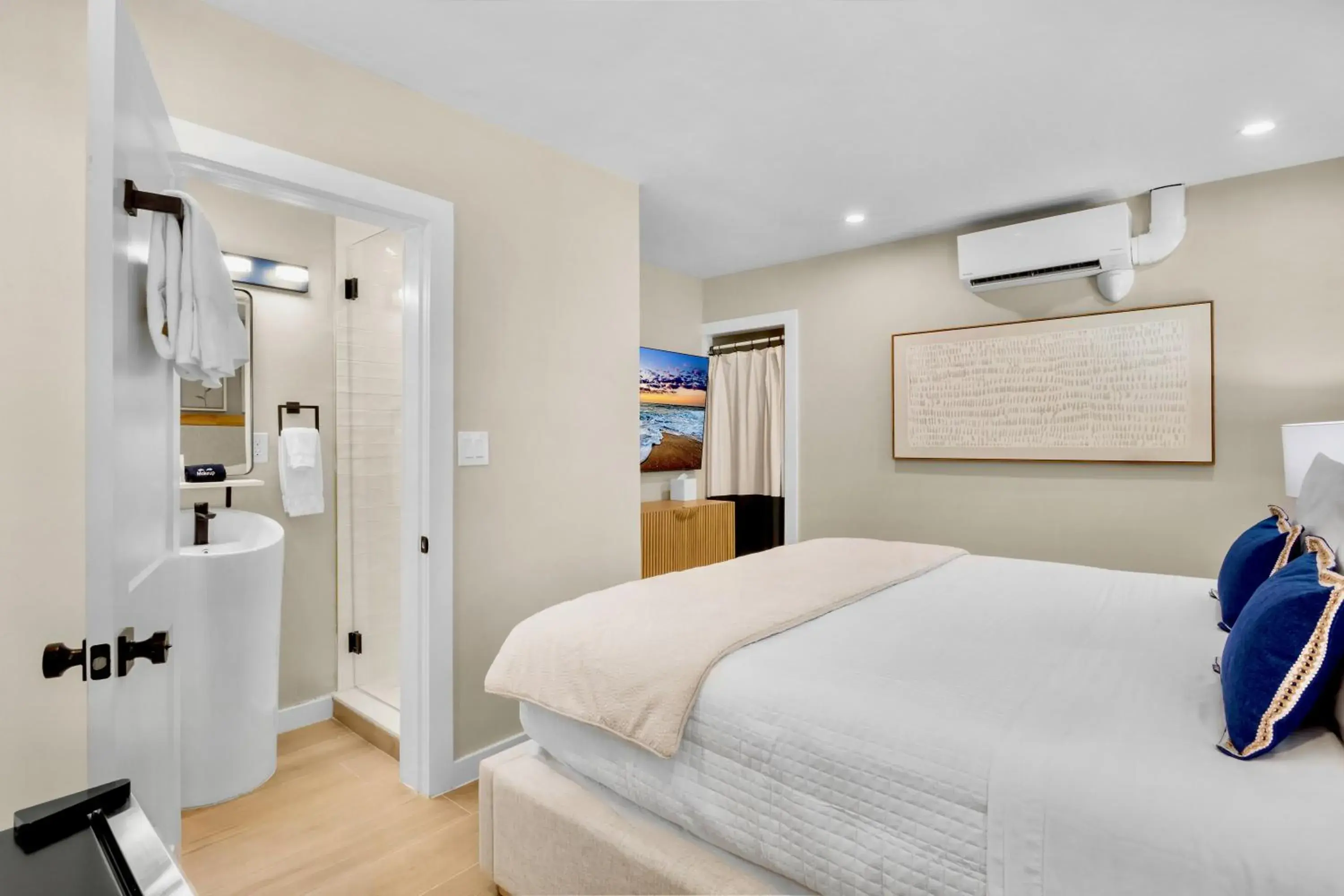 Photo of the whole room, Bed in Haley's at Anna Maria Island Inn Photo of the whole room, Bed in Haley's at Anna Maria Island Inn