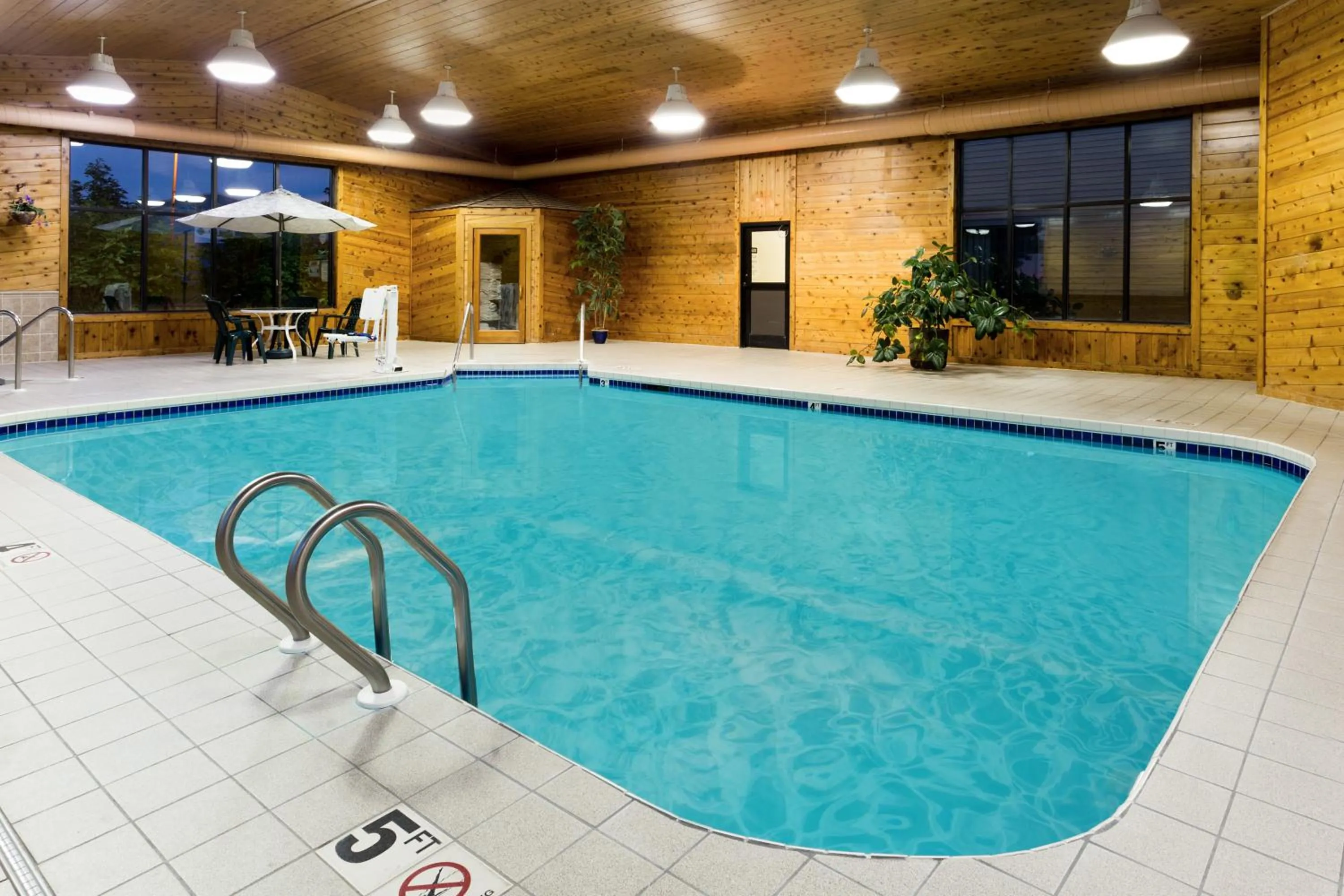 Swimming pool in Super 8 by Wyndham Antigo