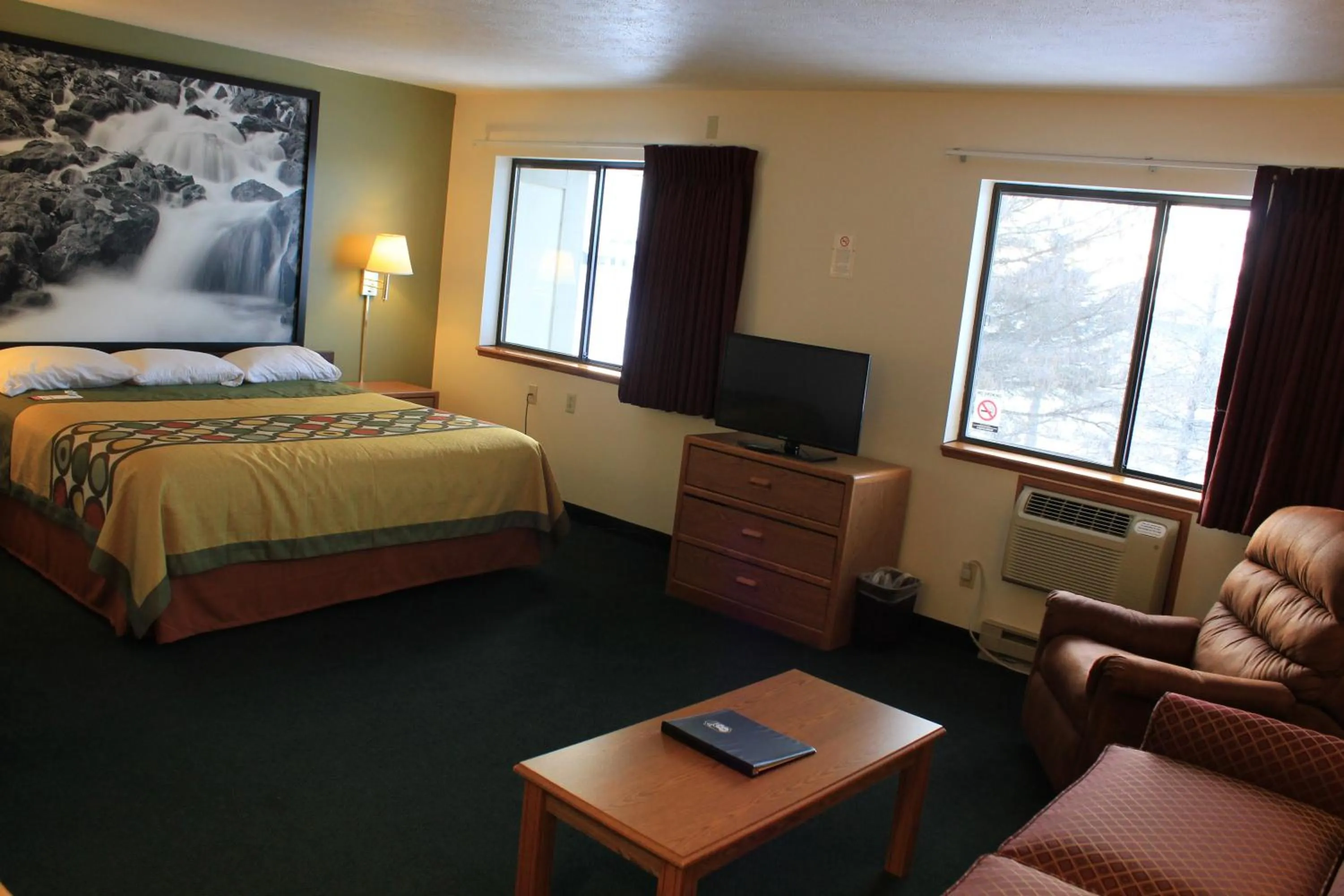 Photo of the whole room, Bed in Super 8 by Wyndham Antigo
