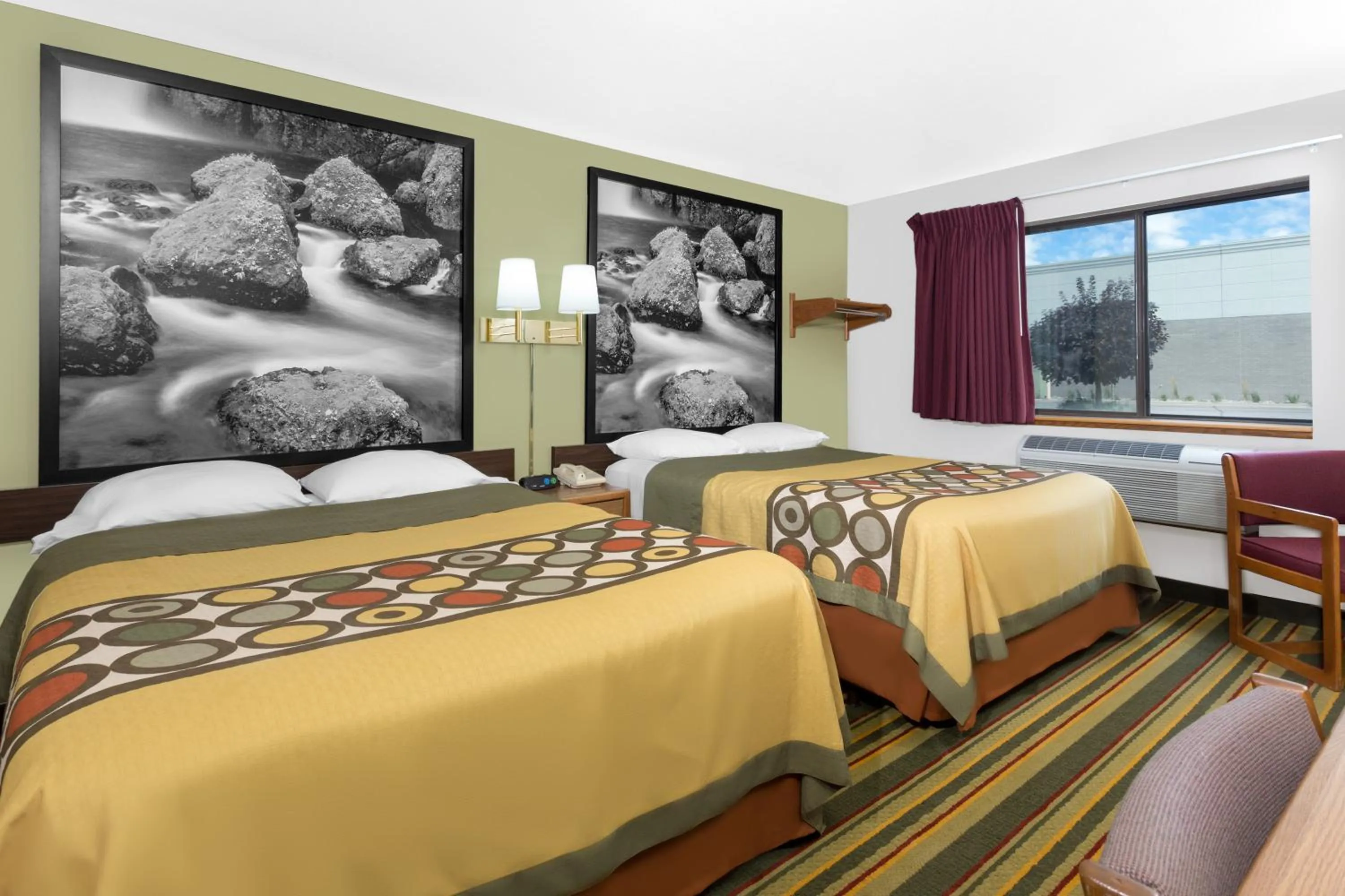 Photo of the whole room, Bed in Super 8 by Wyndham Antigo