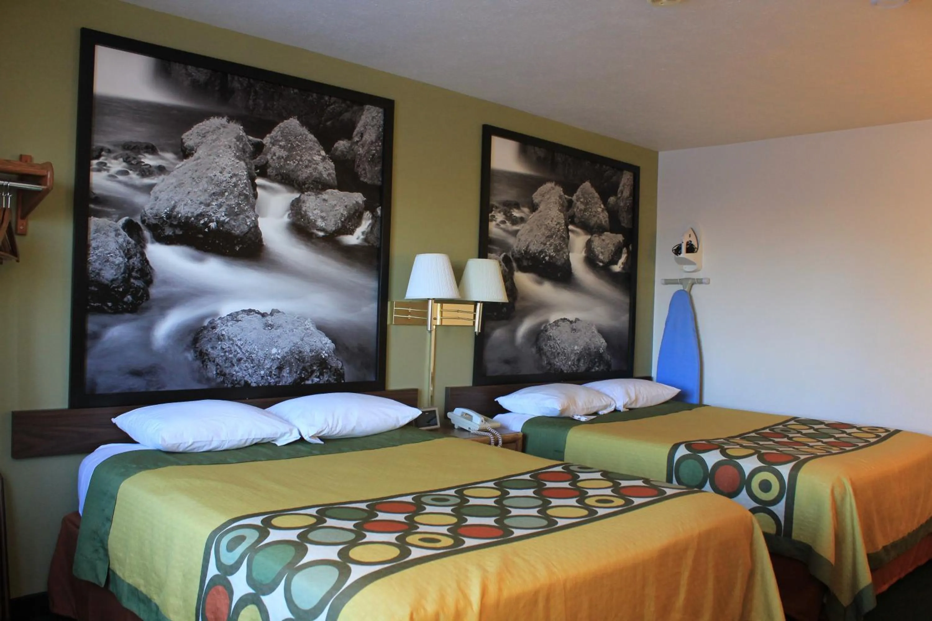 Photo of the whole room, Bed in Super 8 by Wyndham Antigo