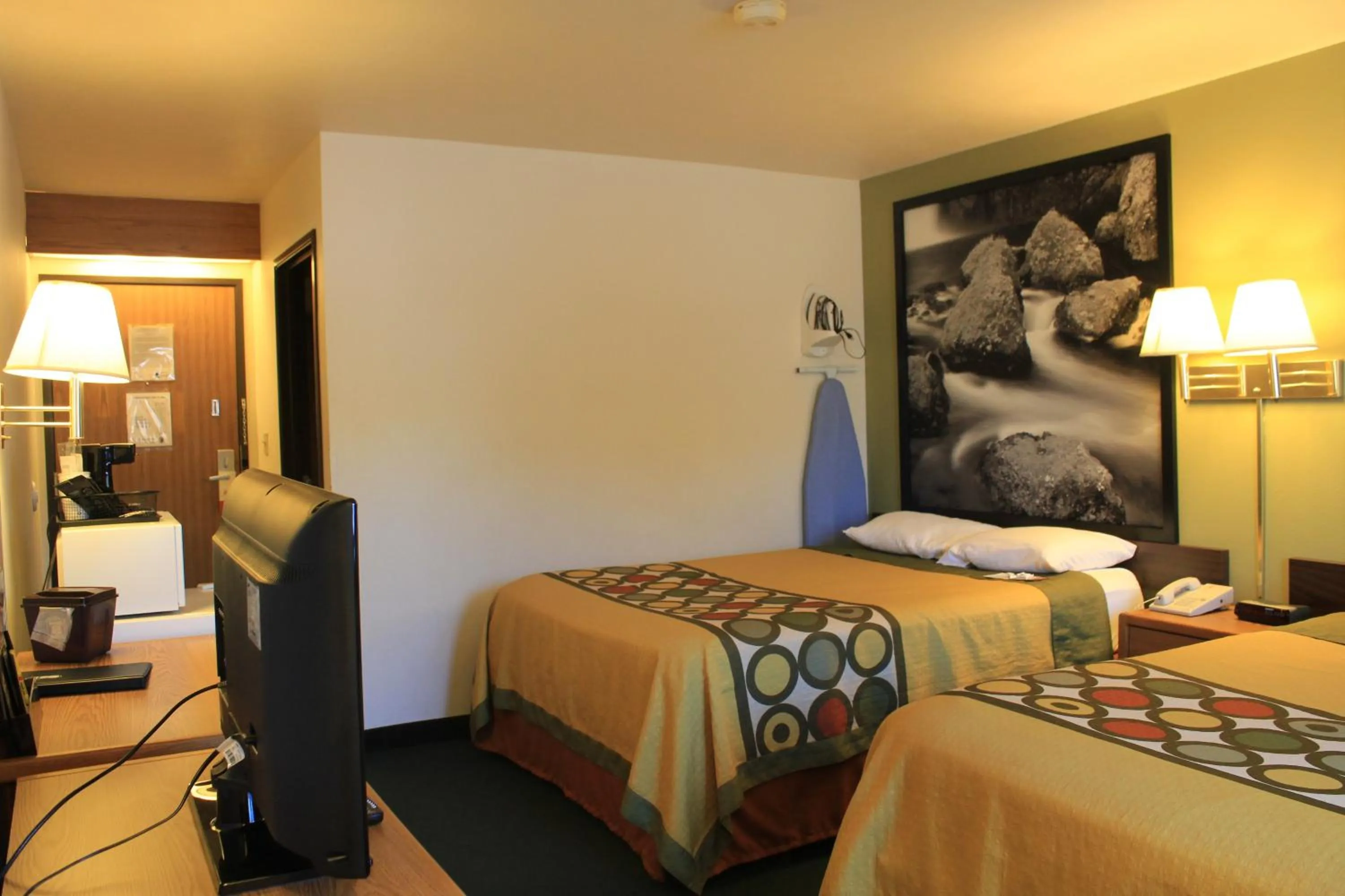 Photo of the whole room, Bed in Super 8 by Wyndham Antigo