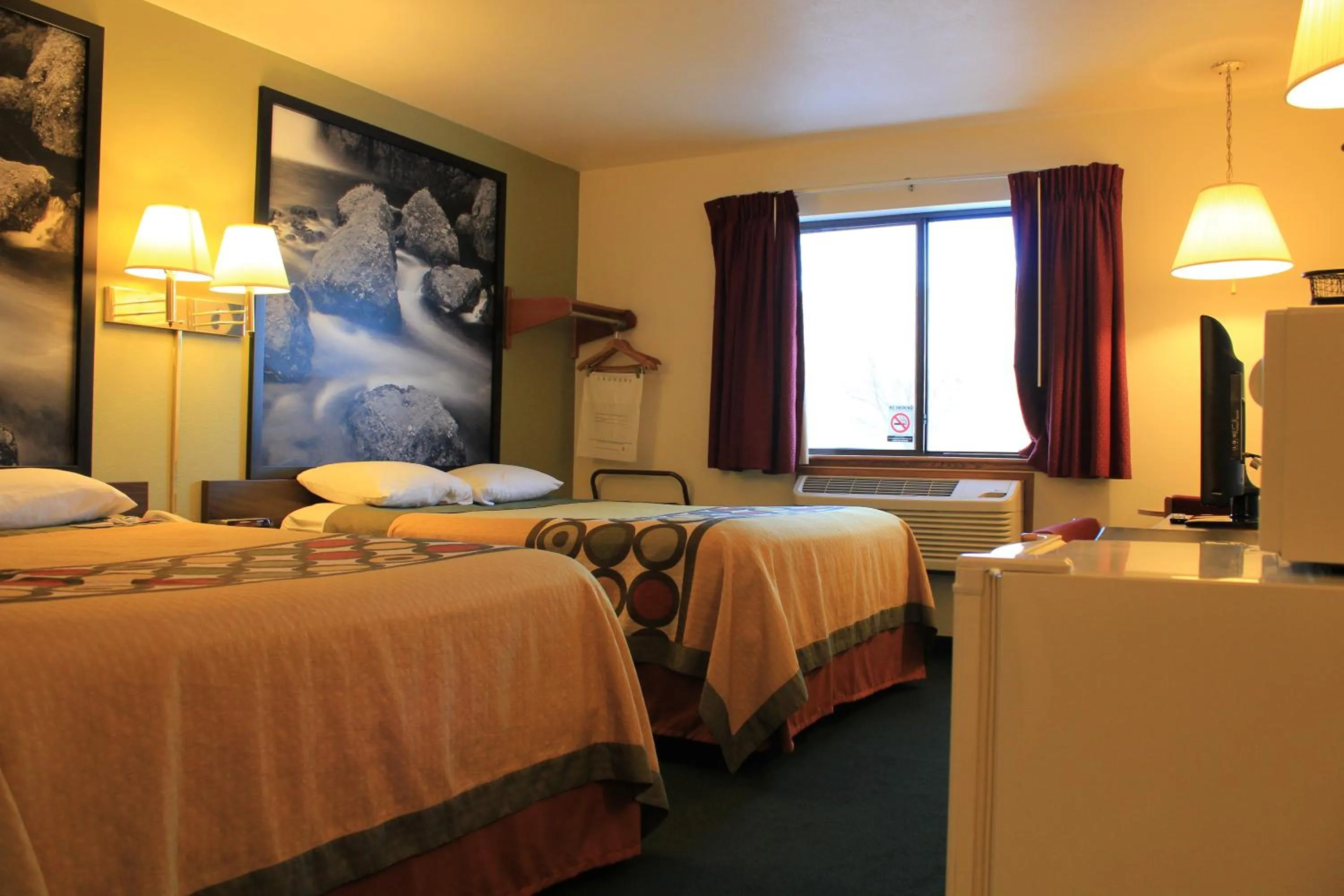Photo of the whole room, Bed in Super 8 by Wyndham Antigo