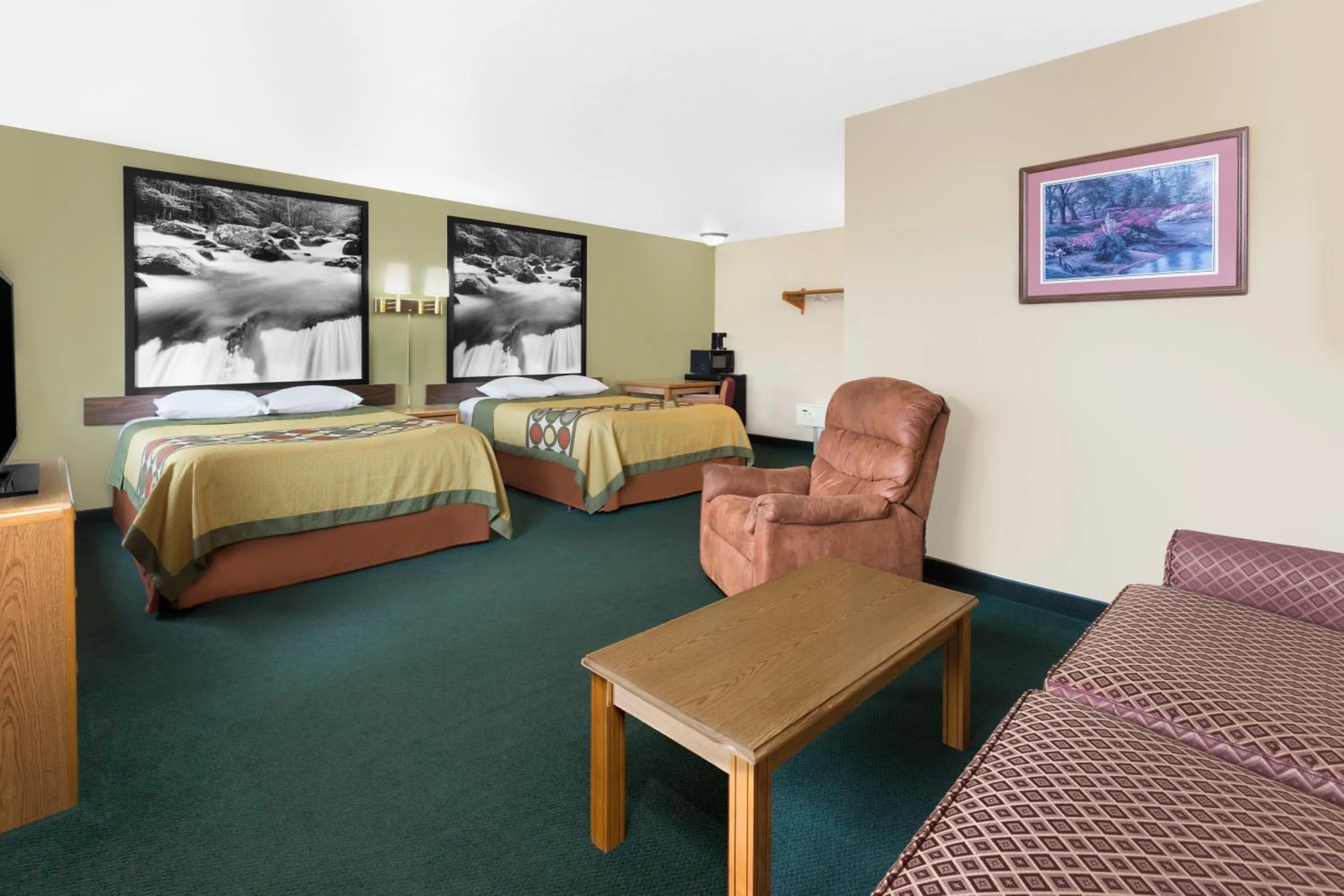 Photo of the whole room, Bed in Super 8 by Wyndham Antigo