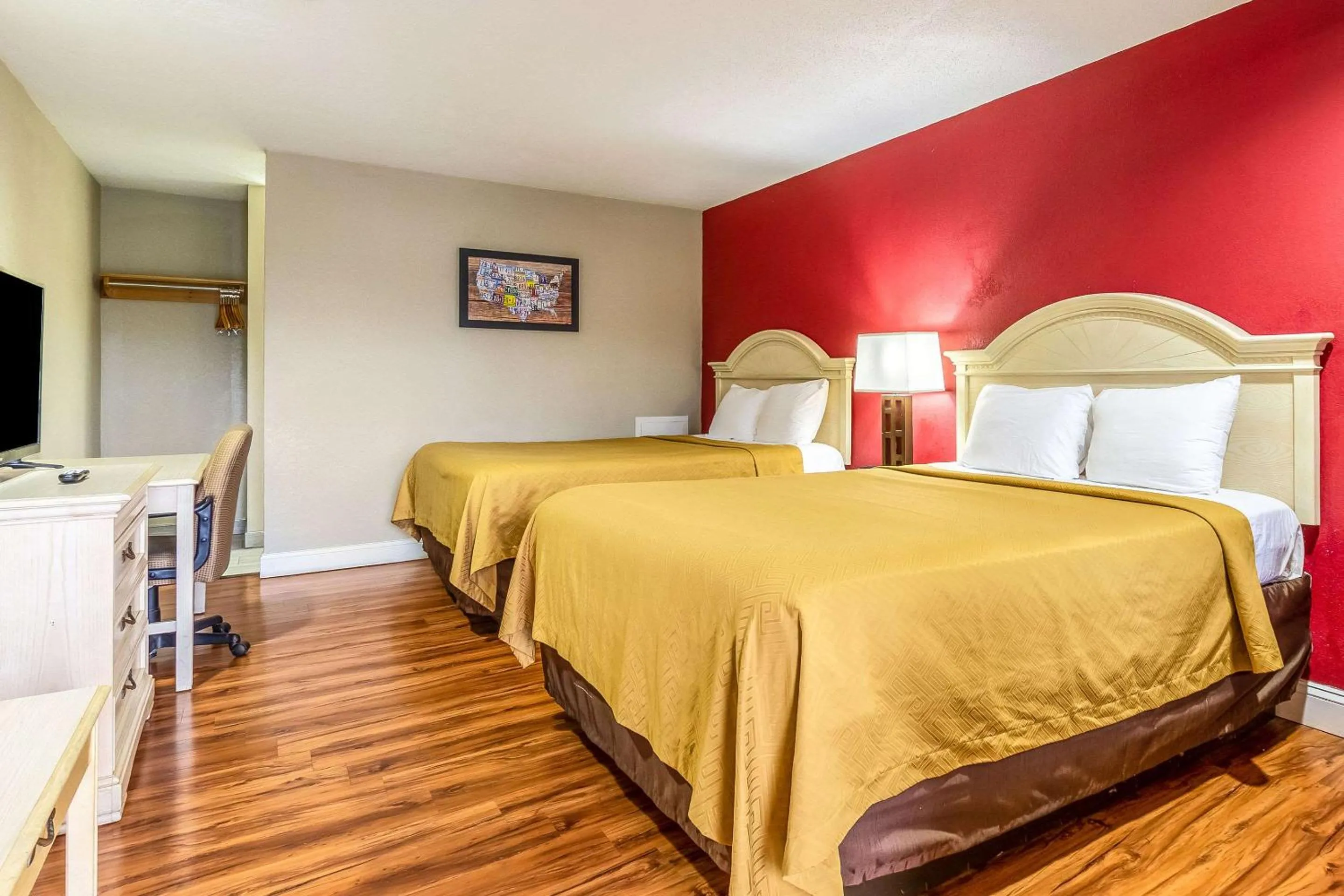 Photo of the whole room, Bed in Econo Lodge Berea