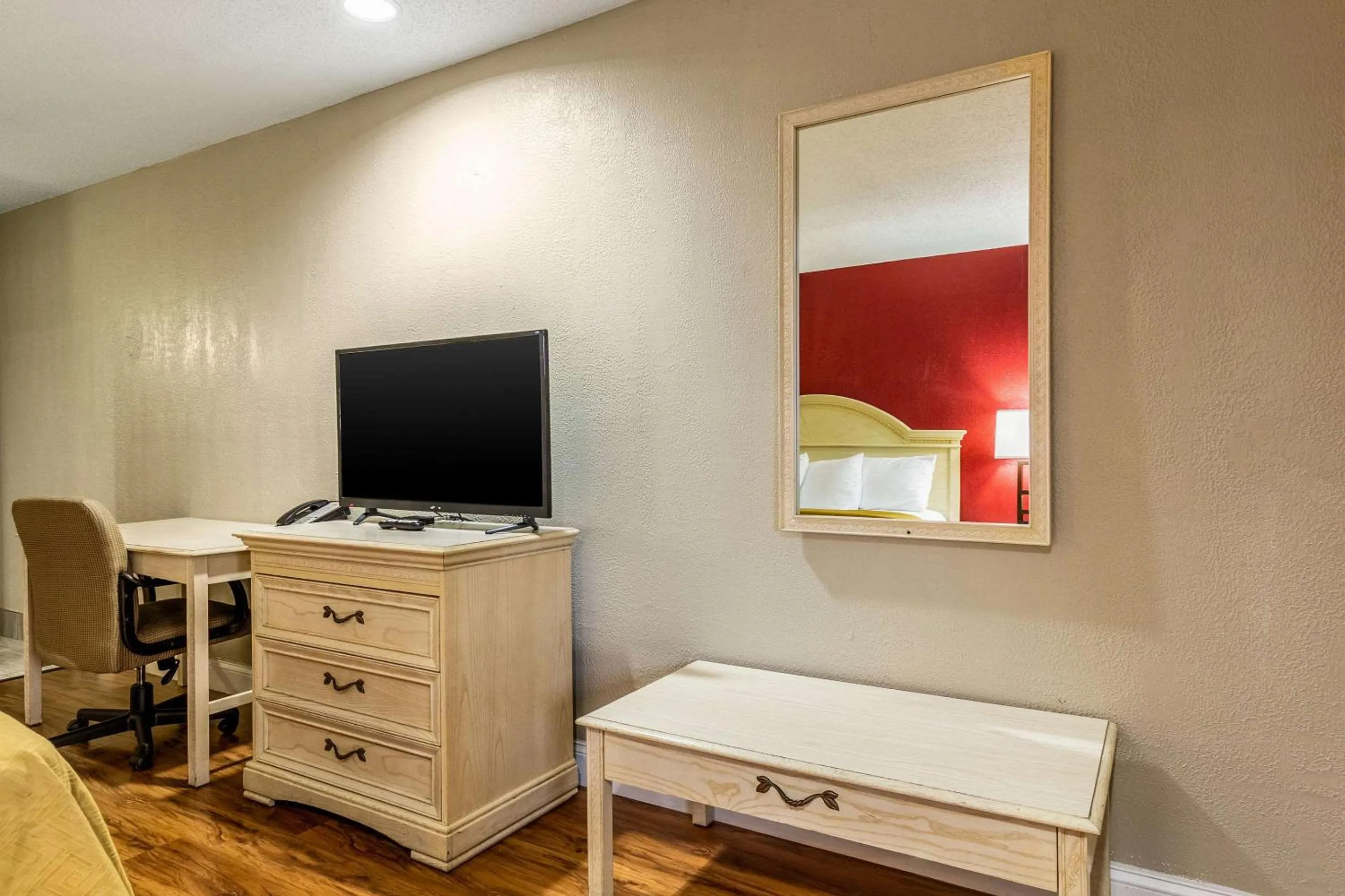 Bedroom in Econo Lodge Berea