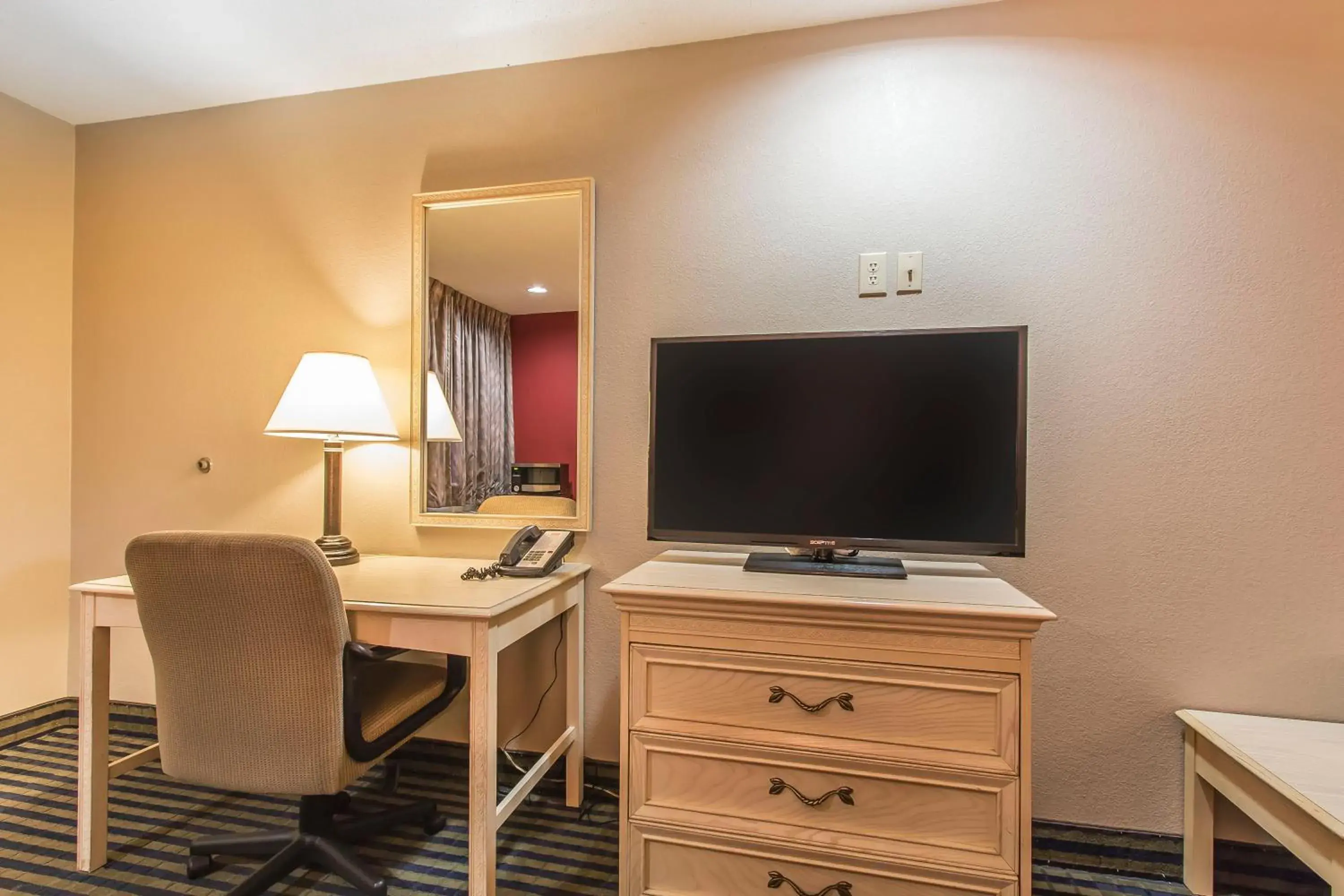 Queen Room with Two Queen Beds - Smoking in Econo Lodge Berea Queen Room with Two Queen Beds - Smoking in Econo Lodge Berea