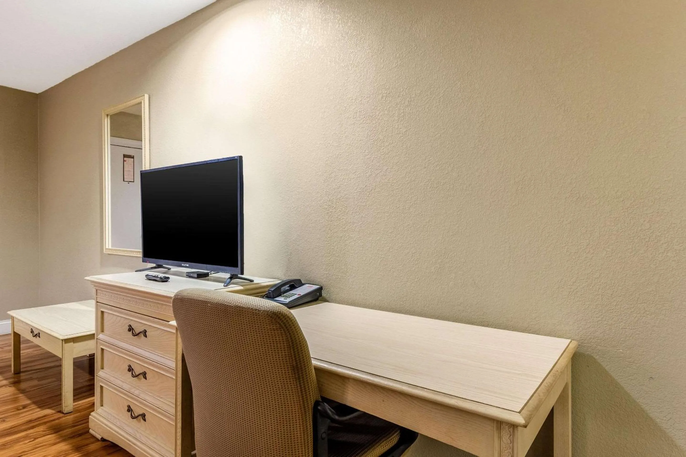 Bedroom in Econo Lodge Berea