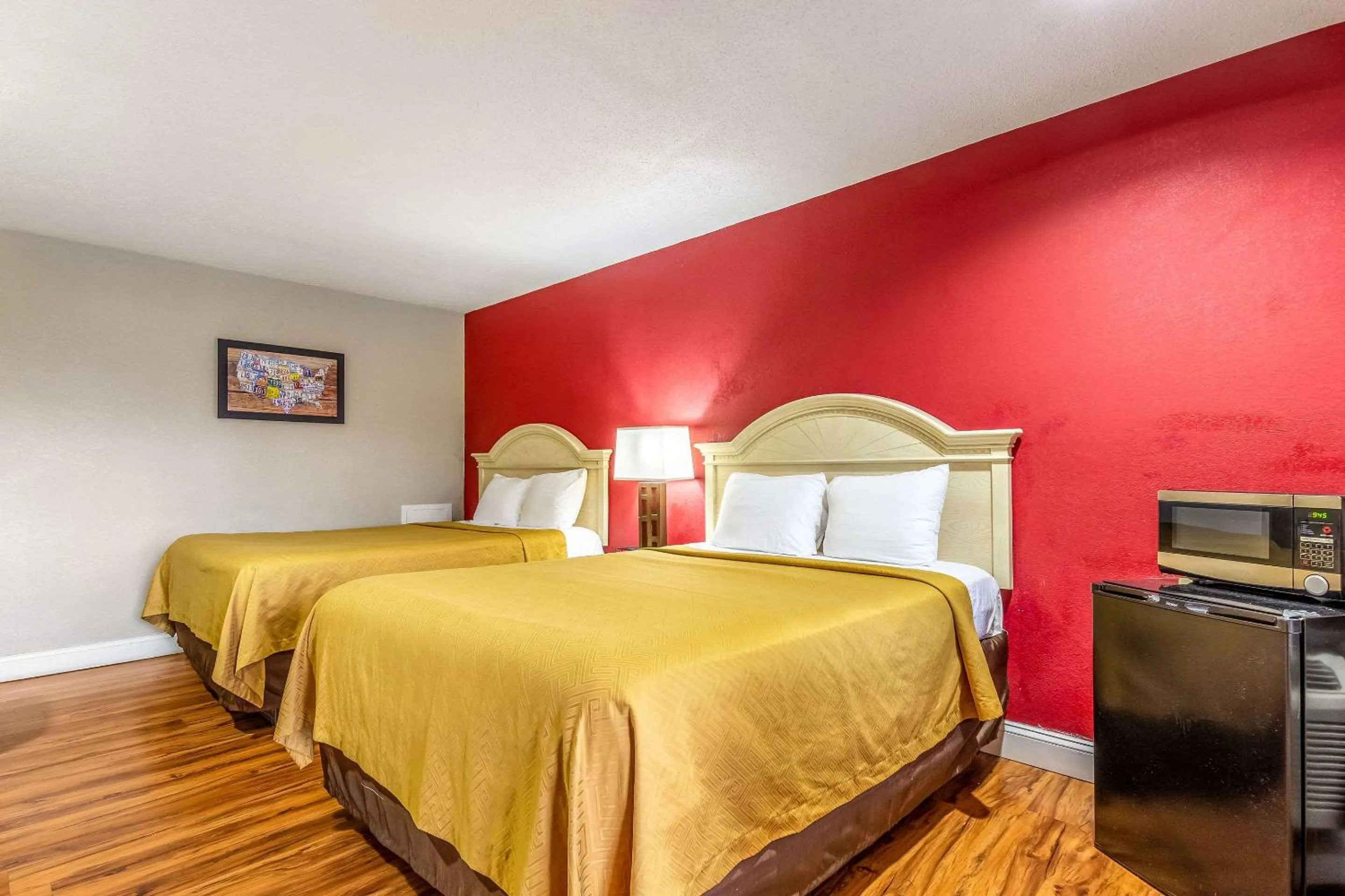 Bed in Econo Lodge Berea