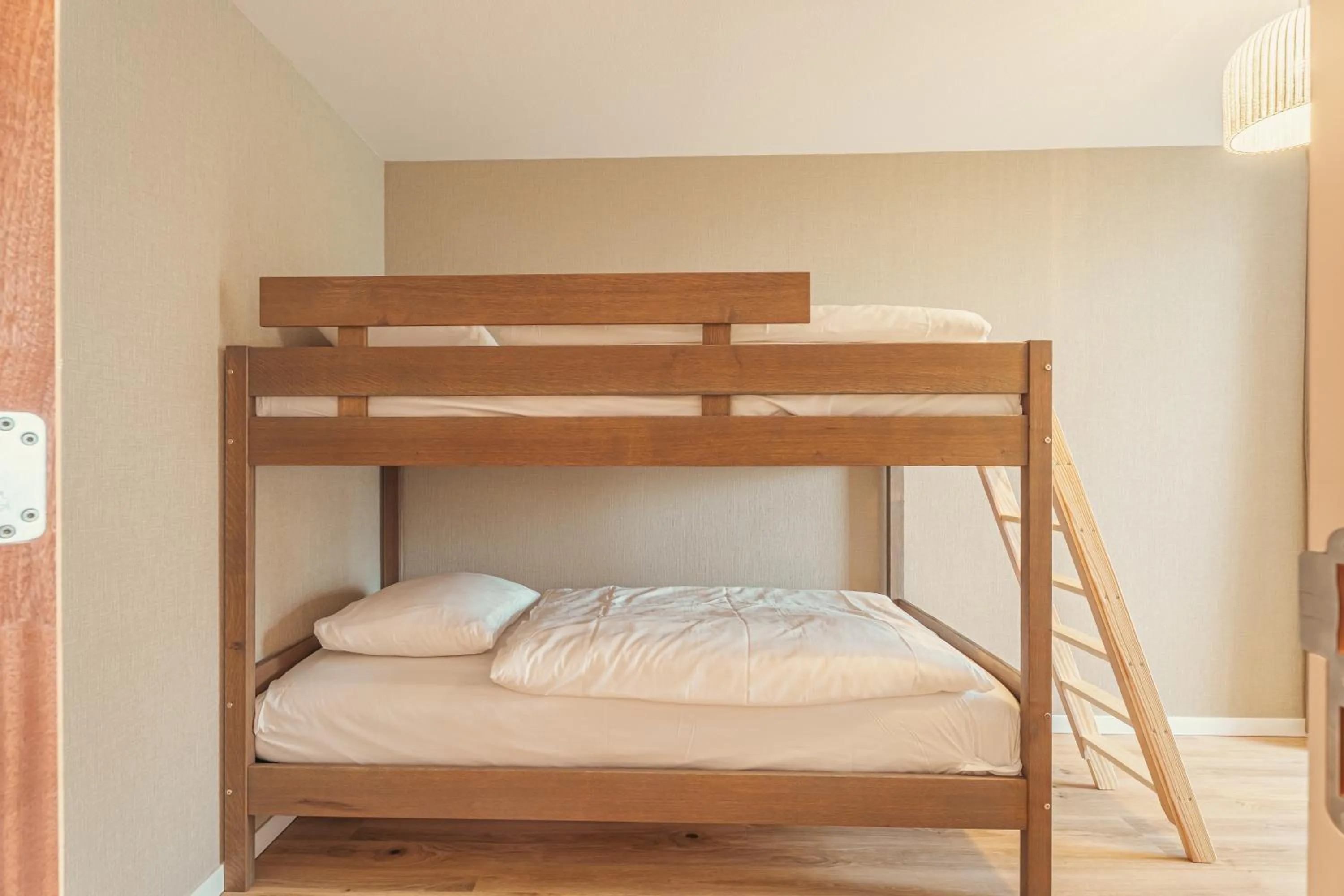 children, Bed in Strandhotel Duinoord