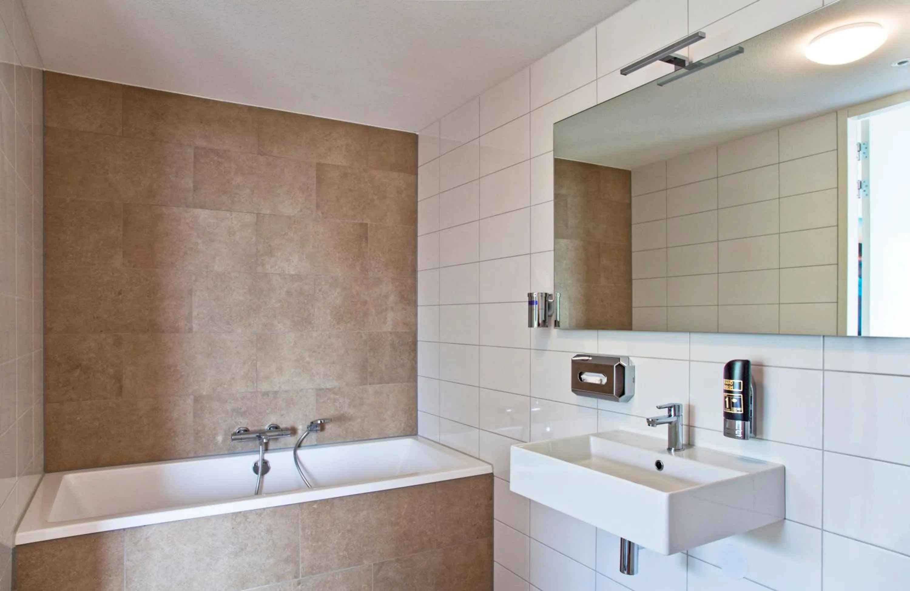 Shower in Strandhotel Duinoord