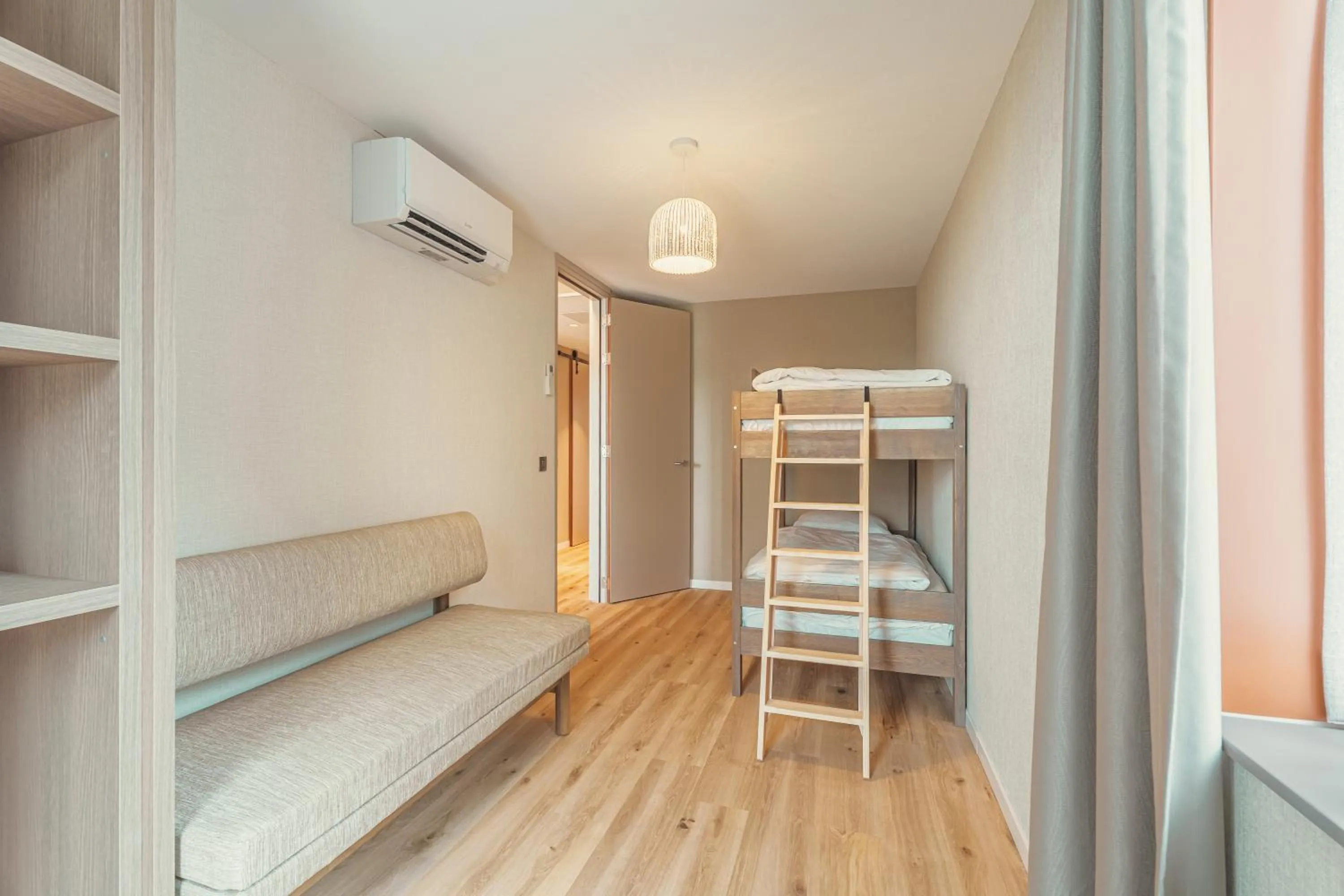 Bedroom, Bed in Strandhotel Duinoord