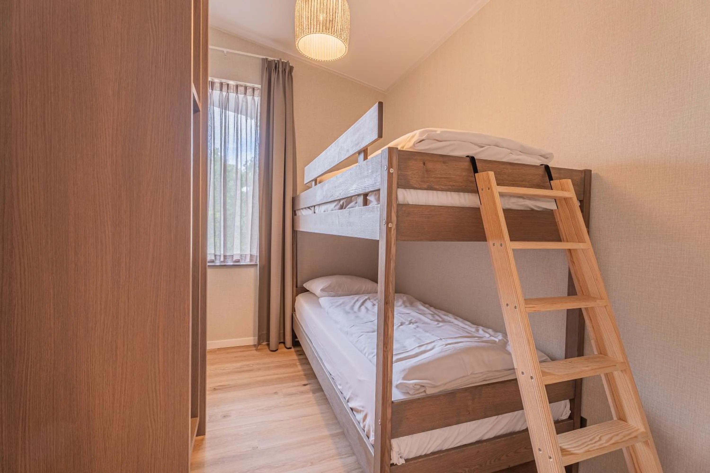 bunk bed, Bed in Strandhotel Duinoord