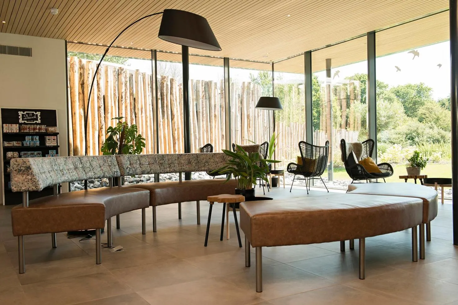 Seating area in Strandhotel Duinoord