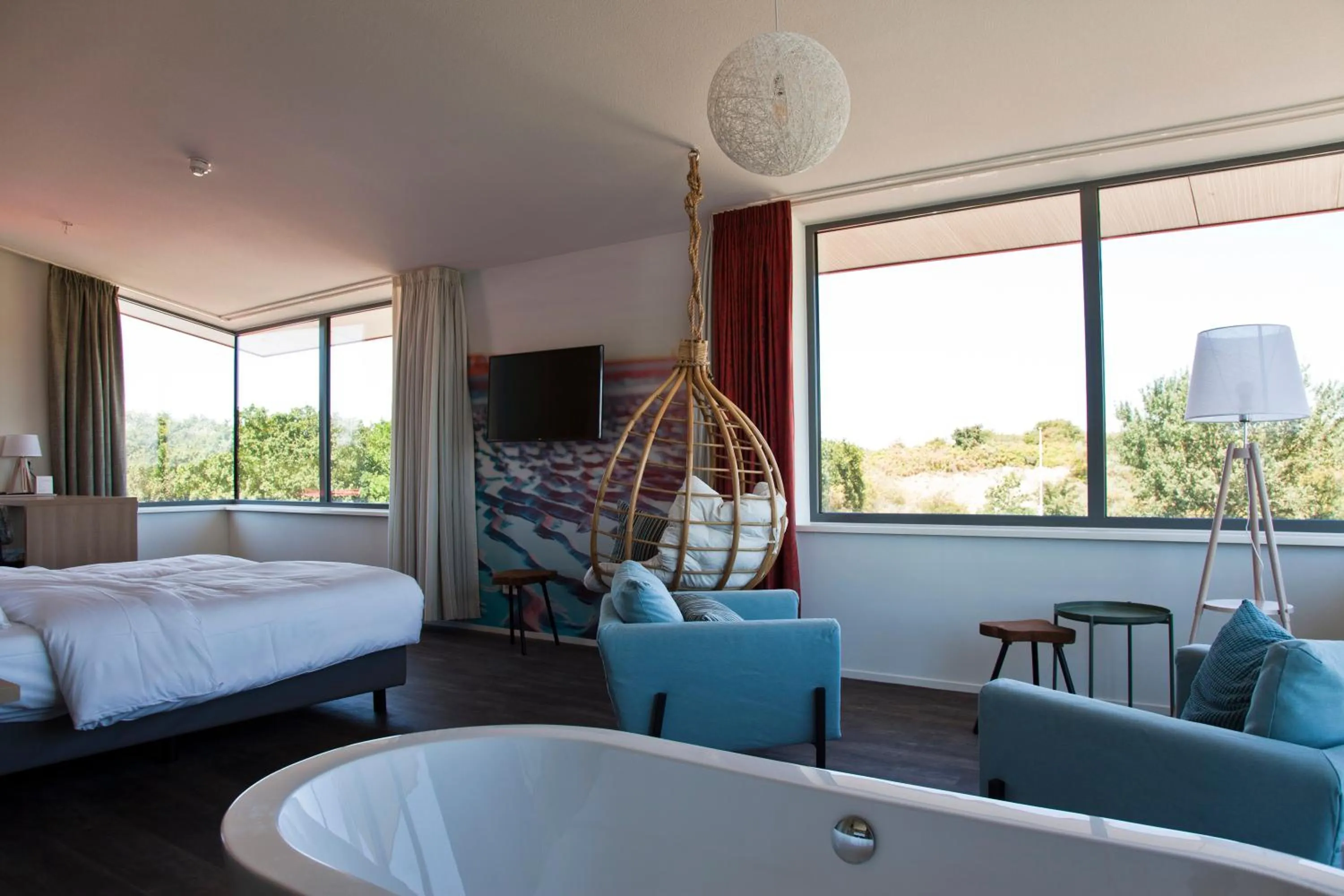 Communal lounge/ TV room, Bed in Strandhotel Duinoord