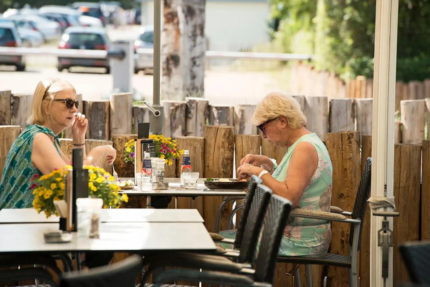 People in Strandhotel Duinoord
