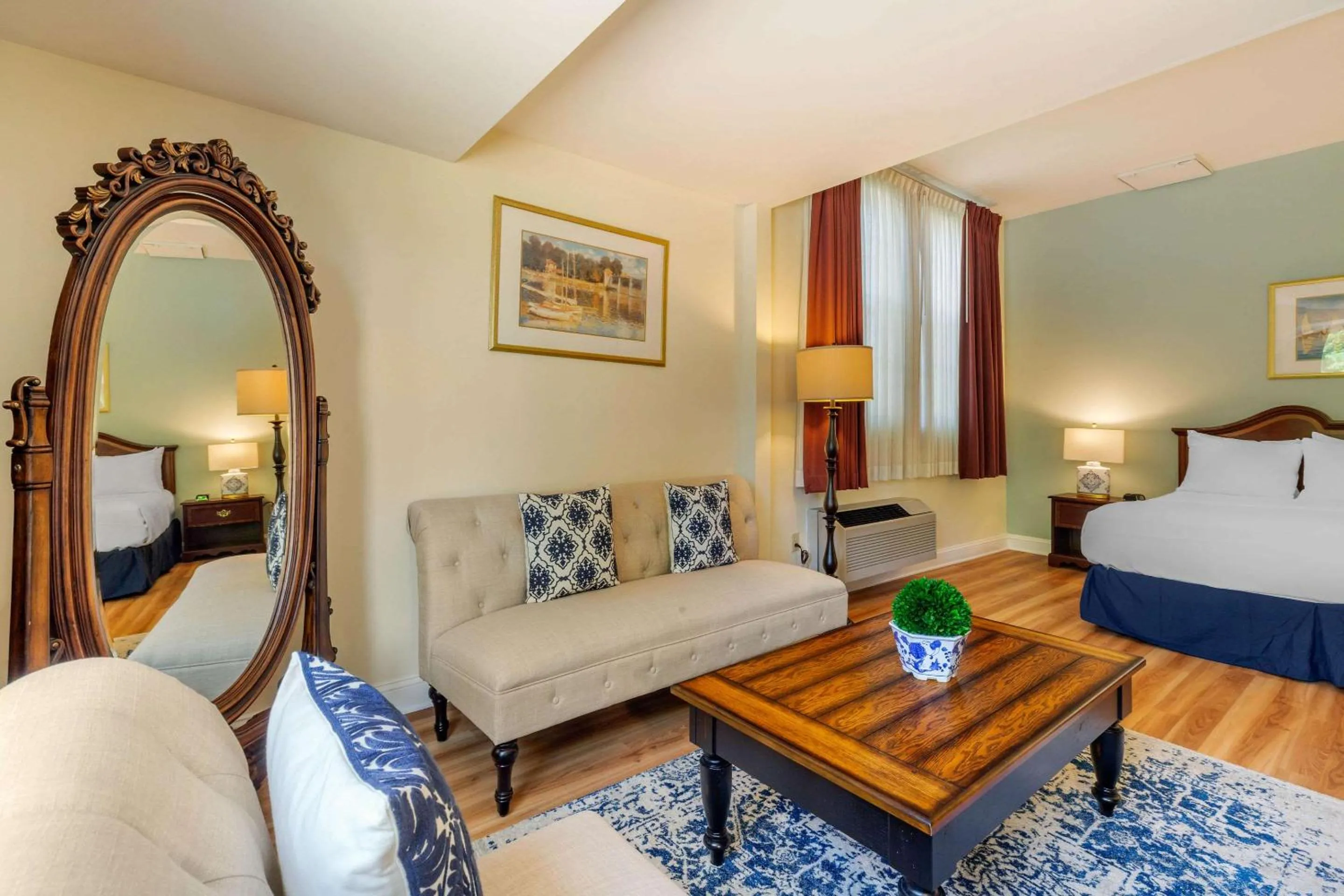 Living room, Bed in The Carriage House Inn Newport