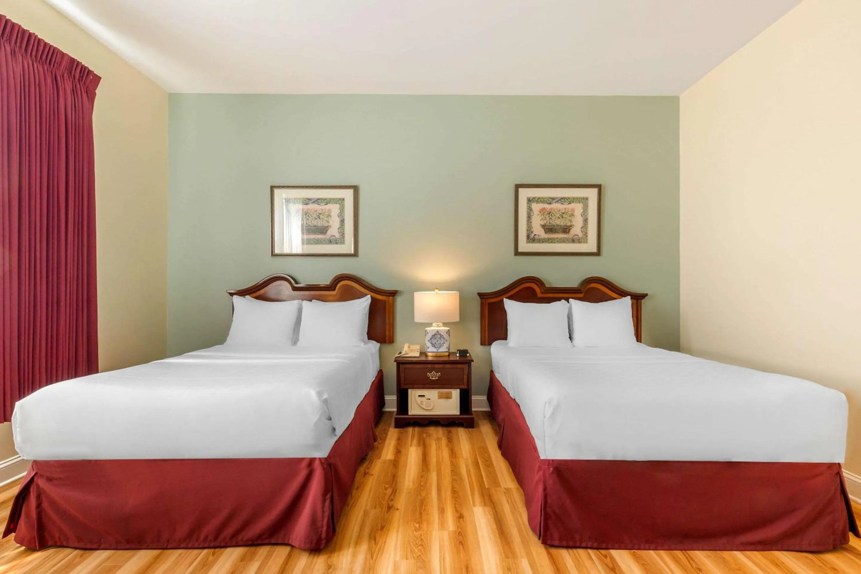 Bed in The Carriage House Inn Newport